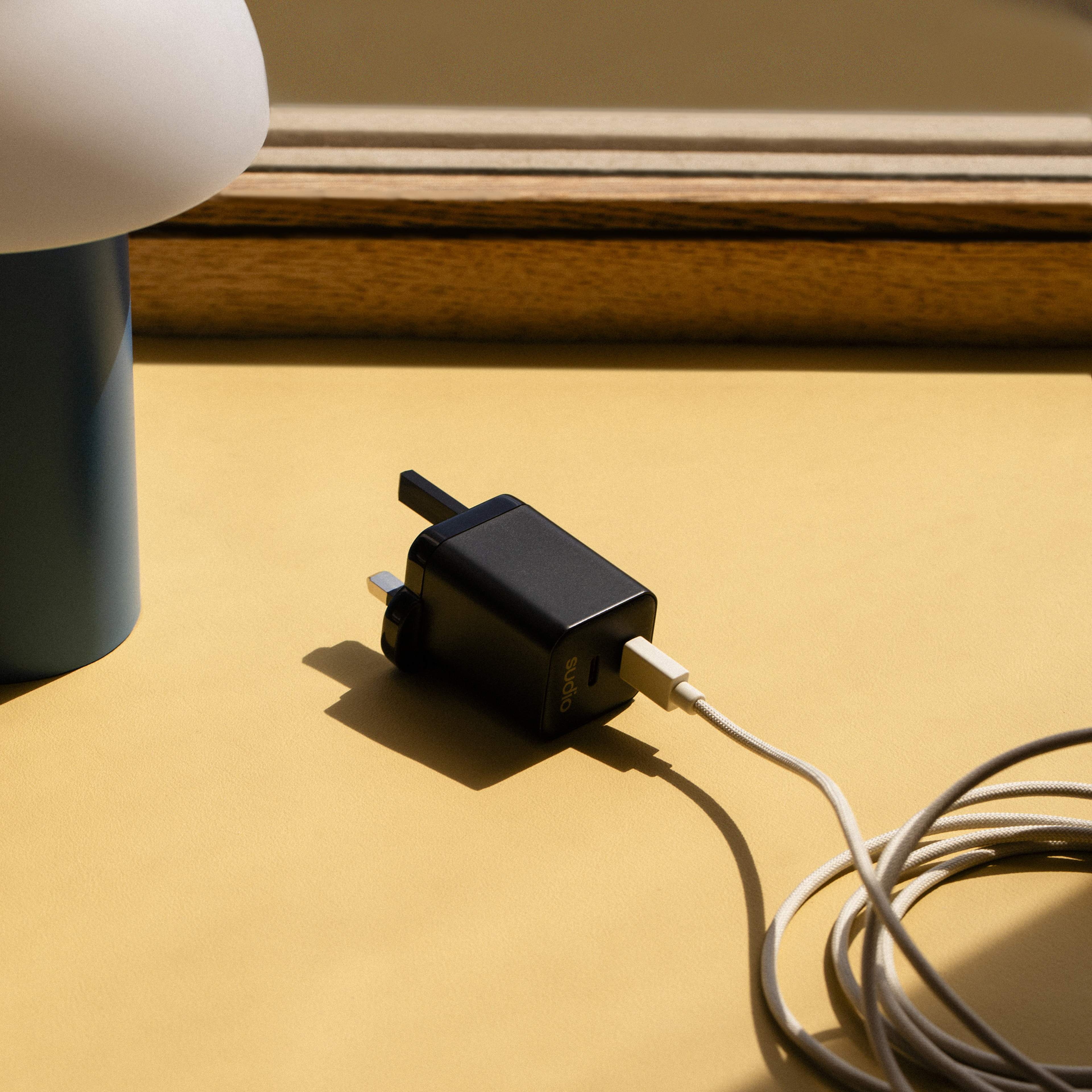Sudio P2 Uk Plug, från Sudio, i färgen black. Klicka för att öppna bilden i stort format