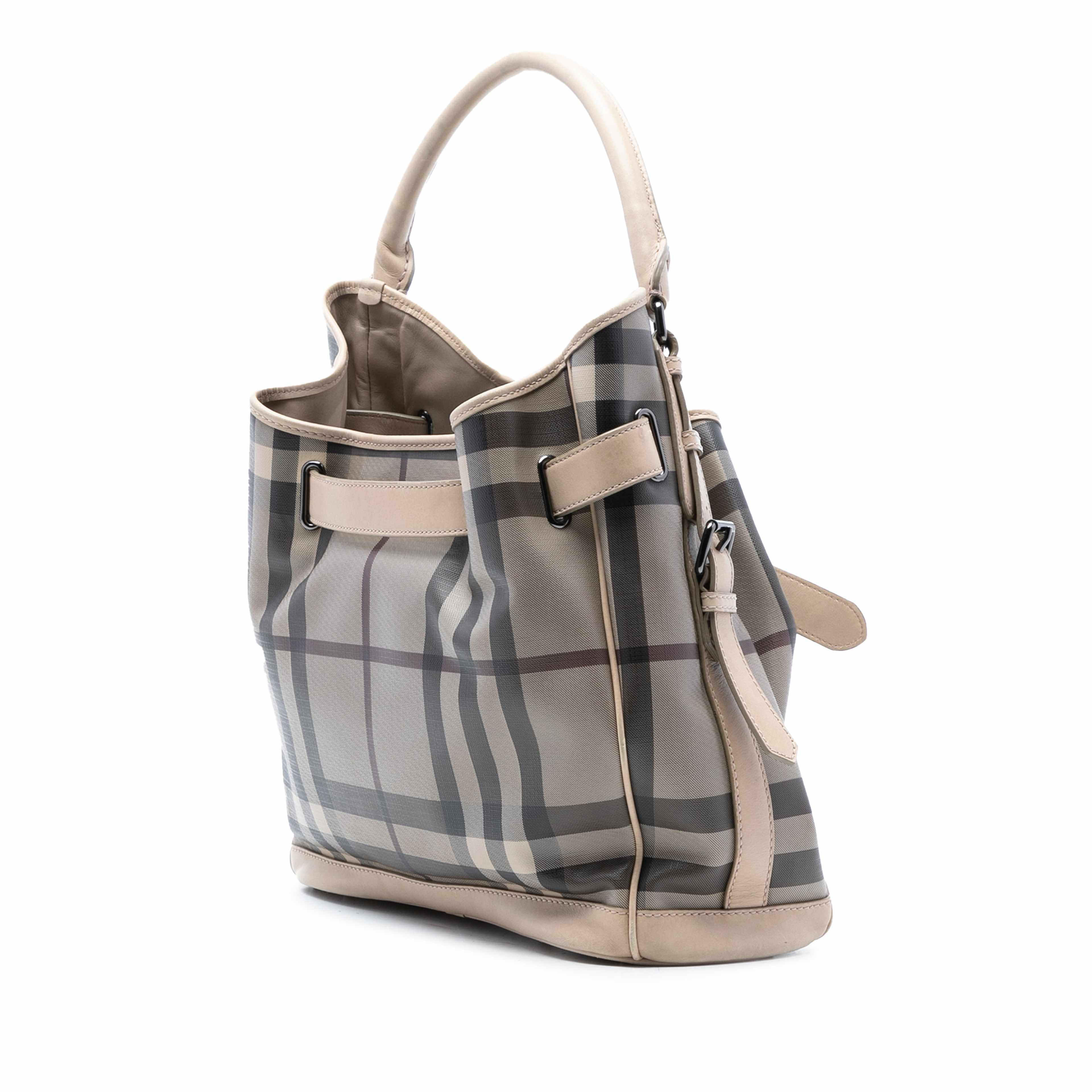 Burberry Medium Smoke Check Coated Canvas Walden Belted Hobo, från Luxclusif, i färgen light brown. Klicka för att öppna bilden i stort format