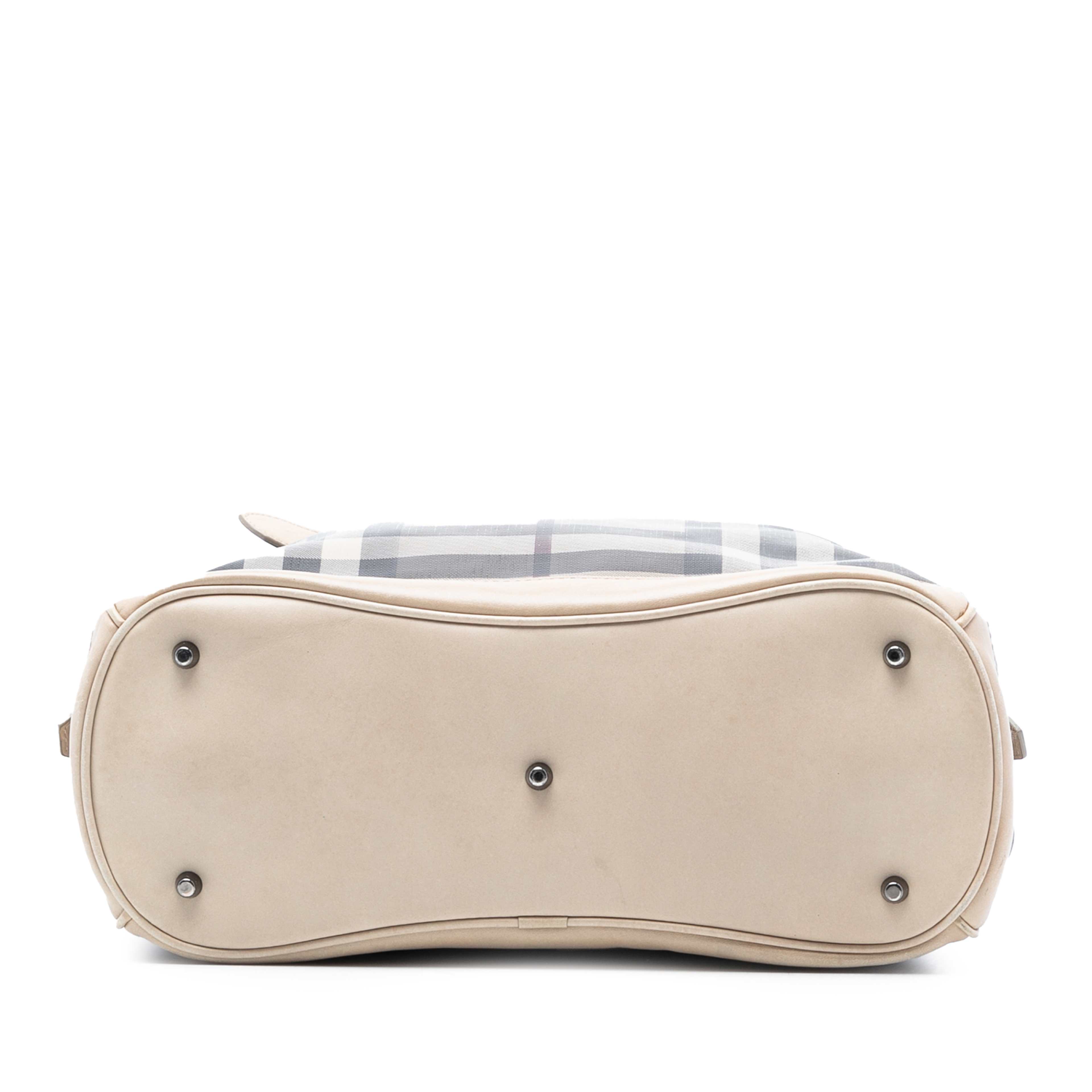 Burberry Medium Smoke Check Coated Canvas Walden Belted Hobo, från Luxclusif, i färgen light brown. Klicka för att öppna bilden i stort format