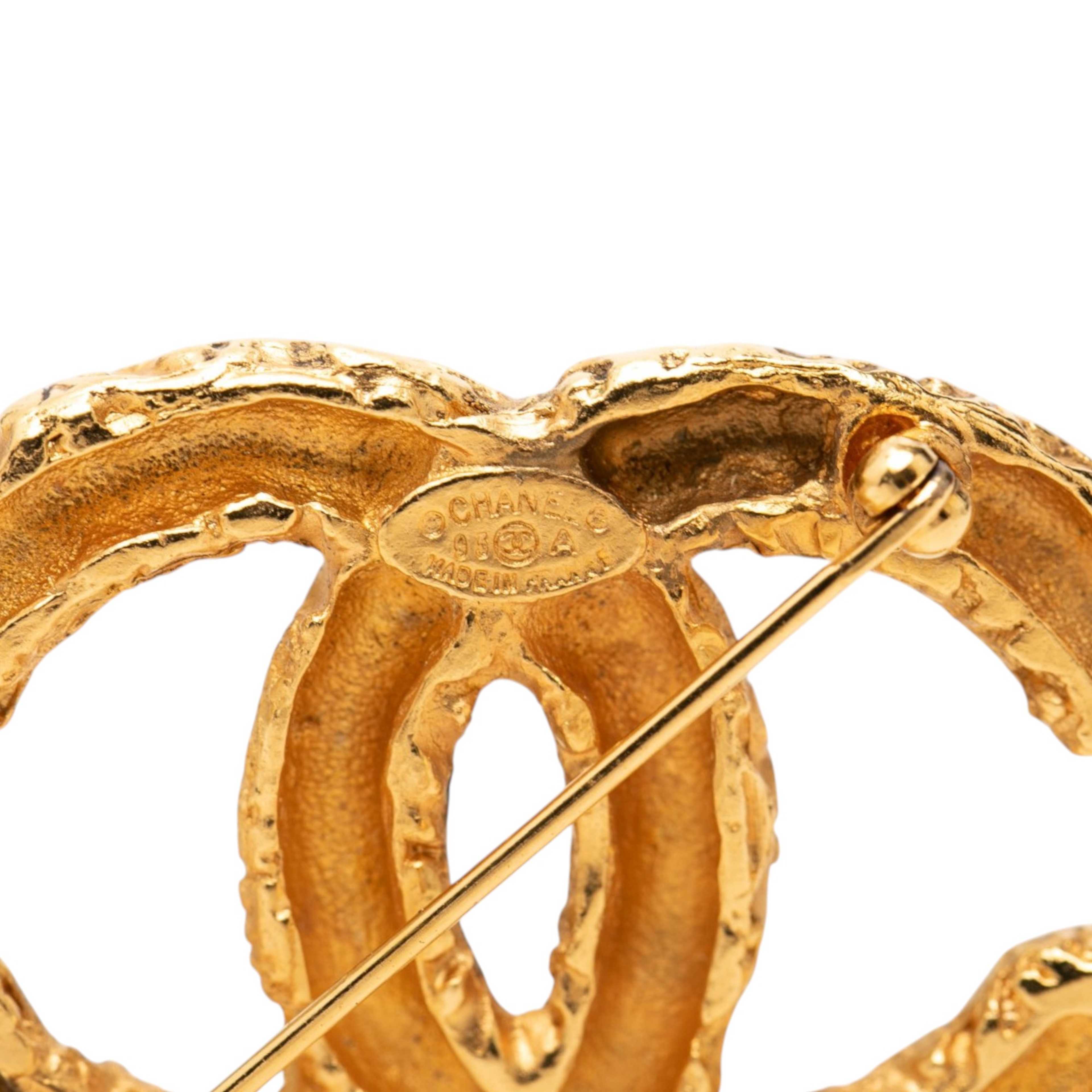 Chanel Cc Gold Plated Baroque Embossed Brooch, från Luxclusif, i färgen gold. Klicka för att öppna bilden i stort format