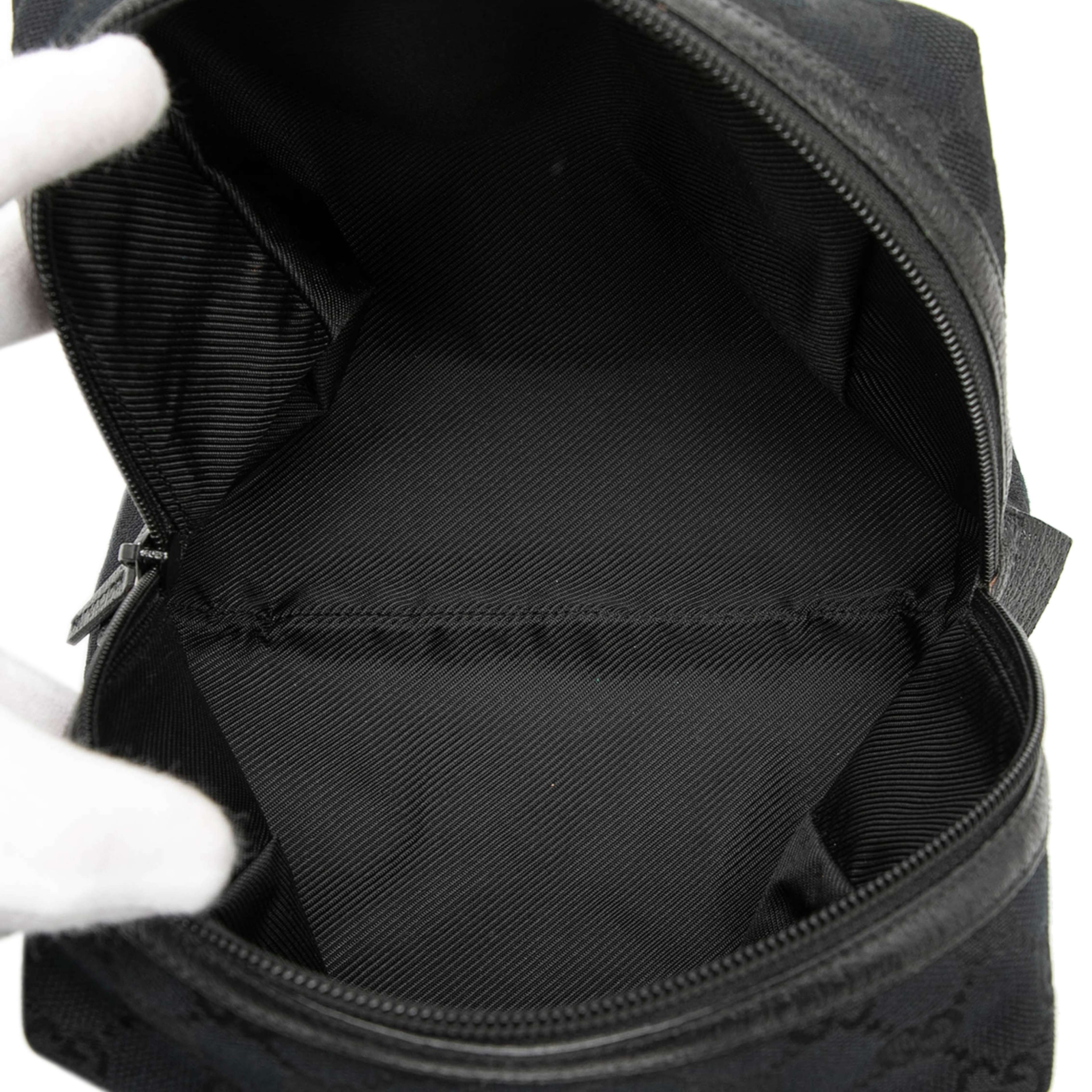 Gucci Gg Canvas Handbag, från Luxclusif, i färgen black. Klicka för att öppna bilden i stort format