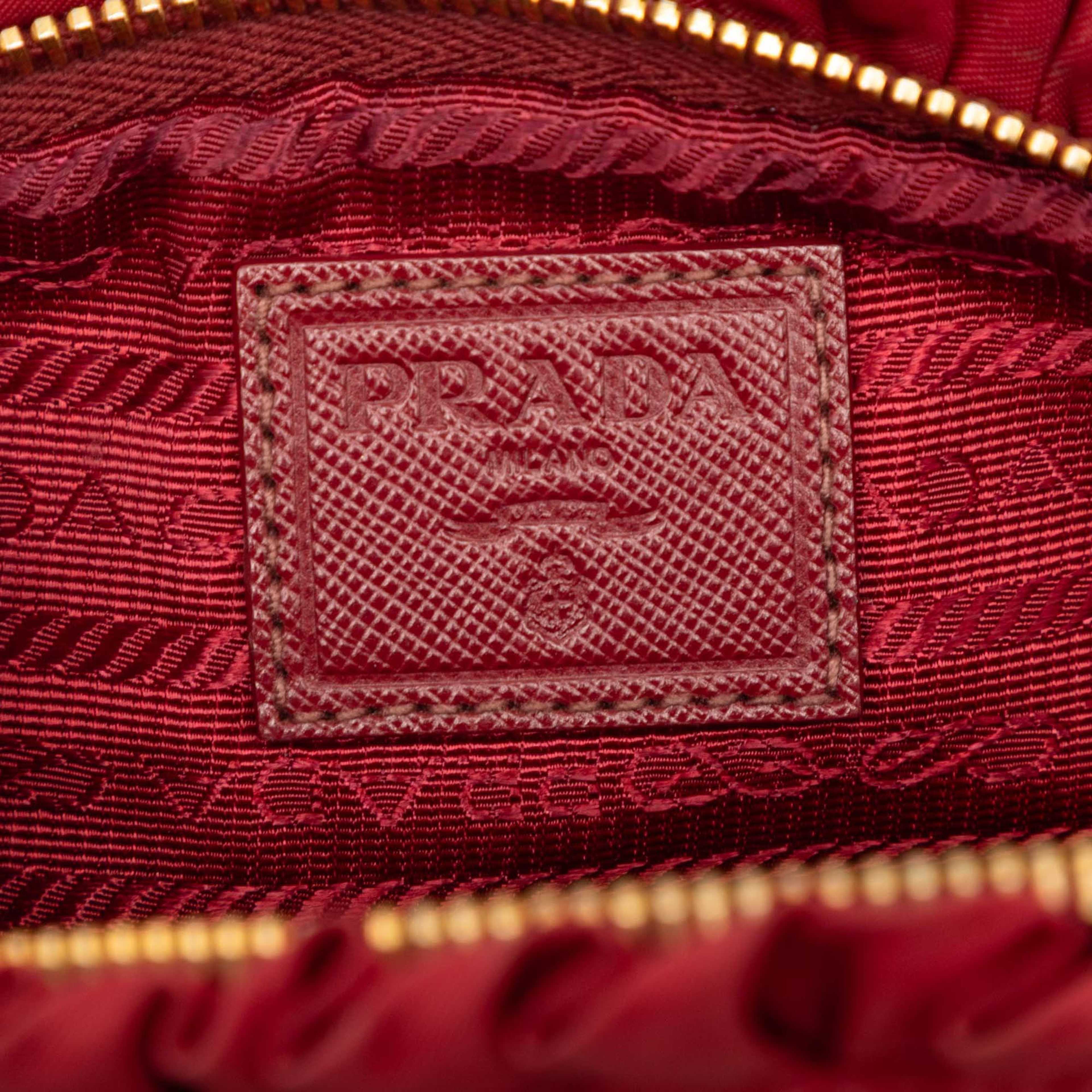 Prada Tessuto Ruffle Cosmetic Pouch, från Luxclusif, i färgen röd. Klicka för att öppna bilden i stort format