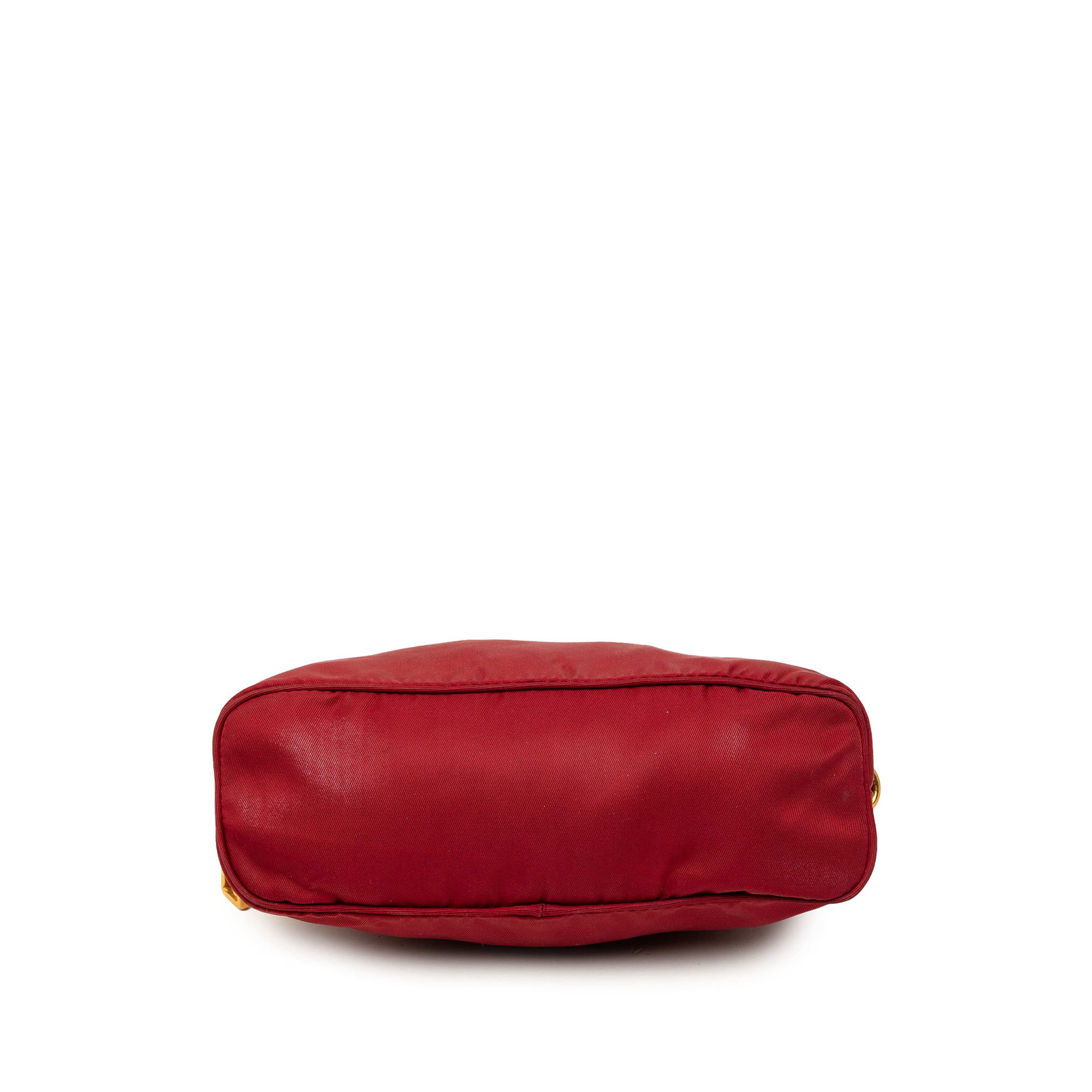 Prada Tessuto Ruffle Cosmetic Pouch, från Luxclusif, i färgen röd. Klicka för att öppna bilden i stort format
