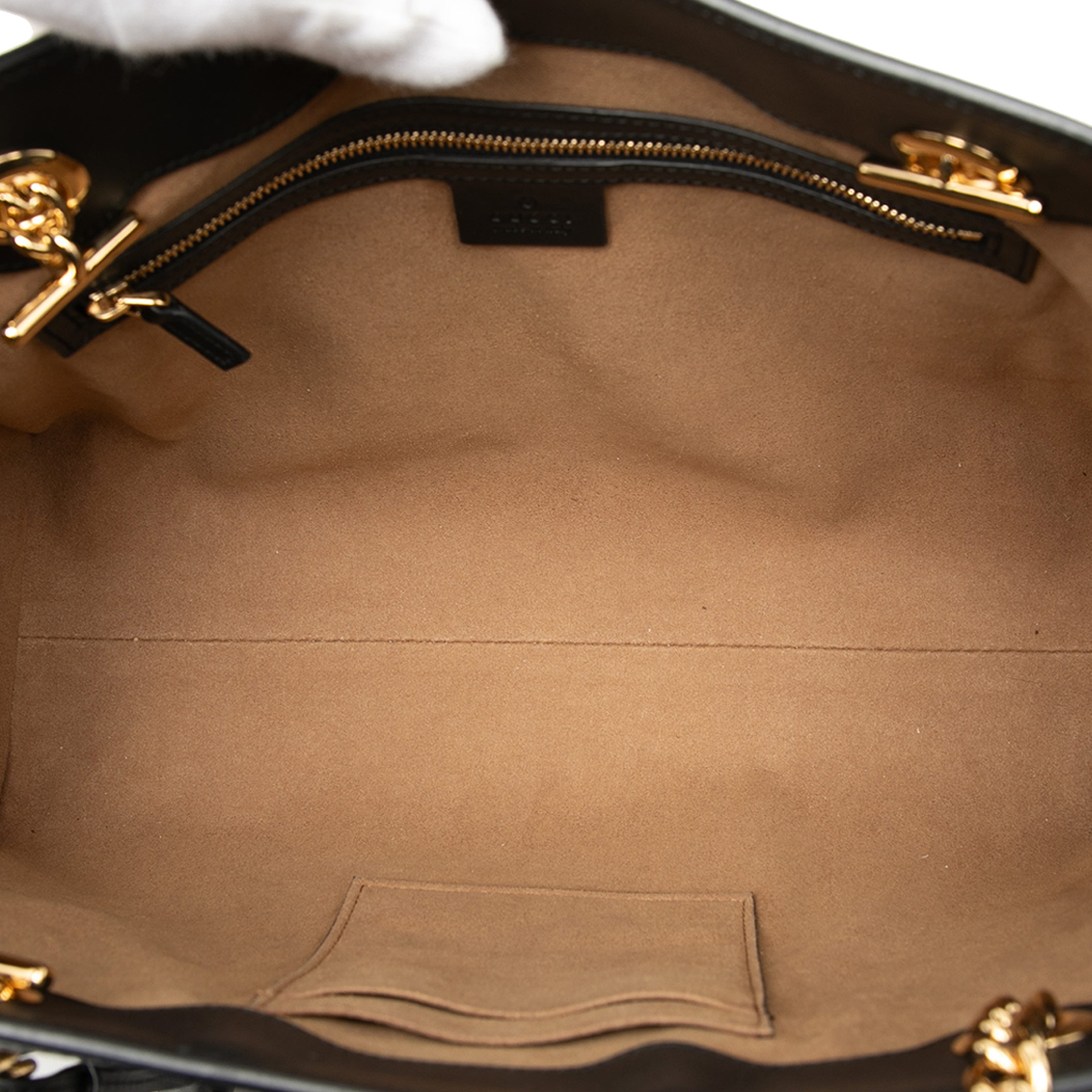 Gucci Medium Gg Supreme Padlock Tote, från Luxclusif, i färgen beige. Klicka för att öppna bilden i stort format