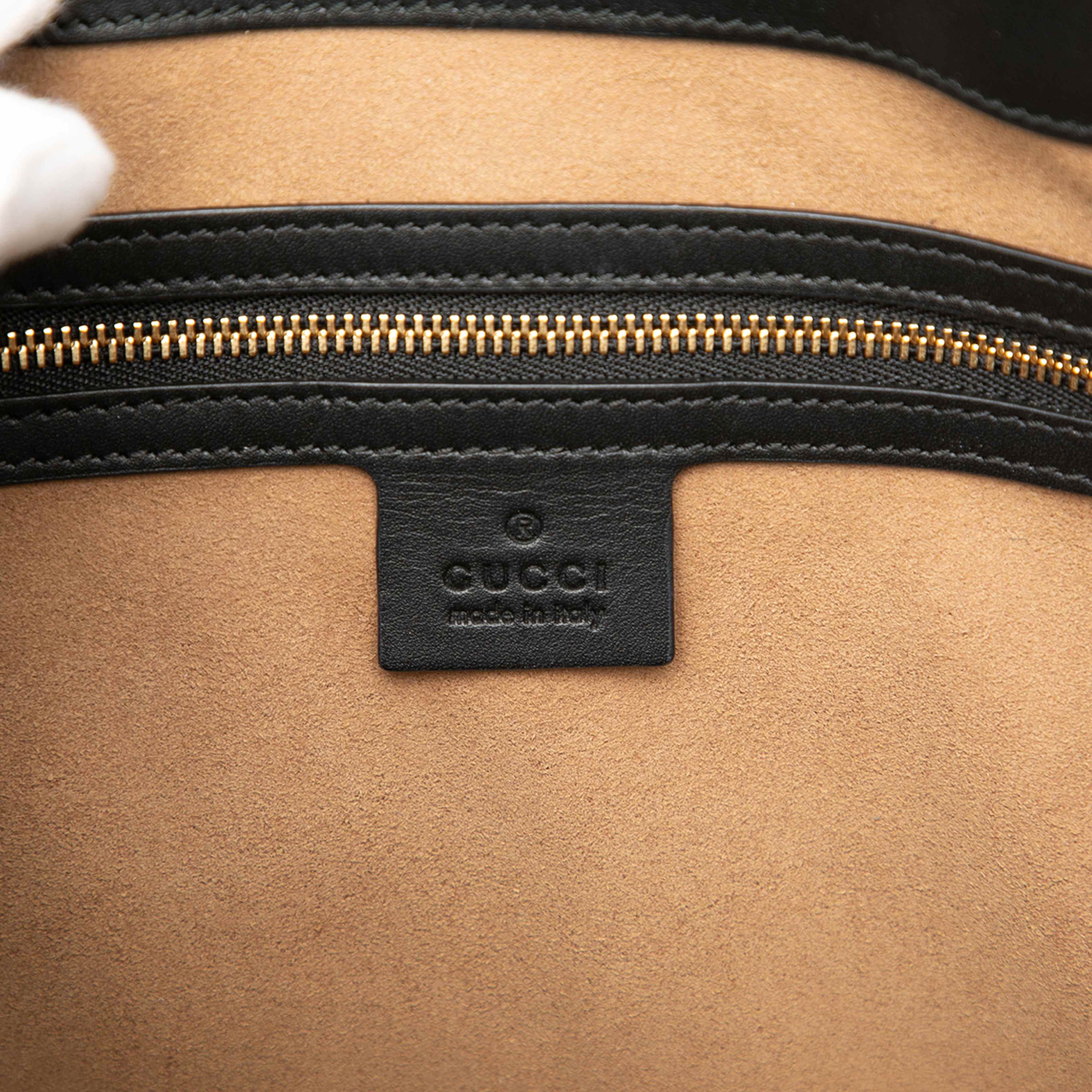 Gucci Medium Gg Supreme Padlock Tote, från Luxclusif, i färgen beige. Klicka för att öppna bilden i stort format