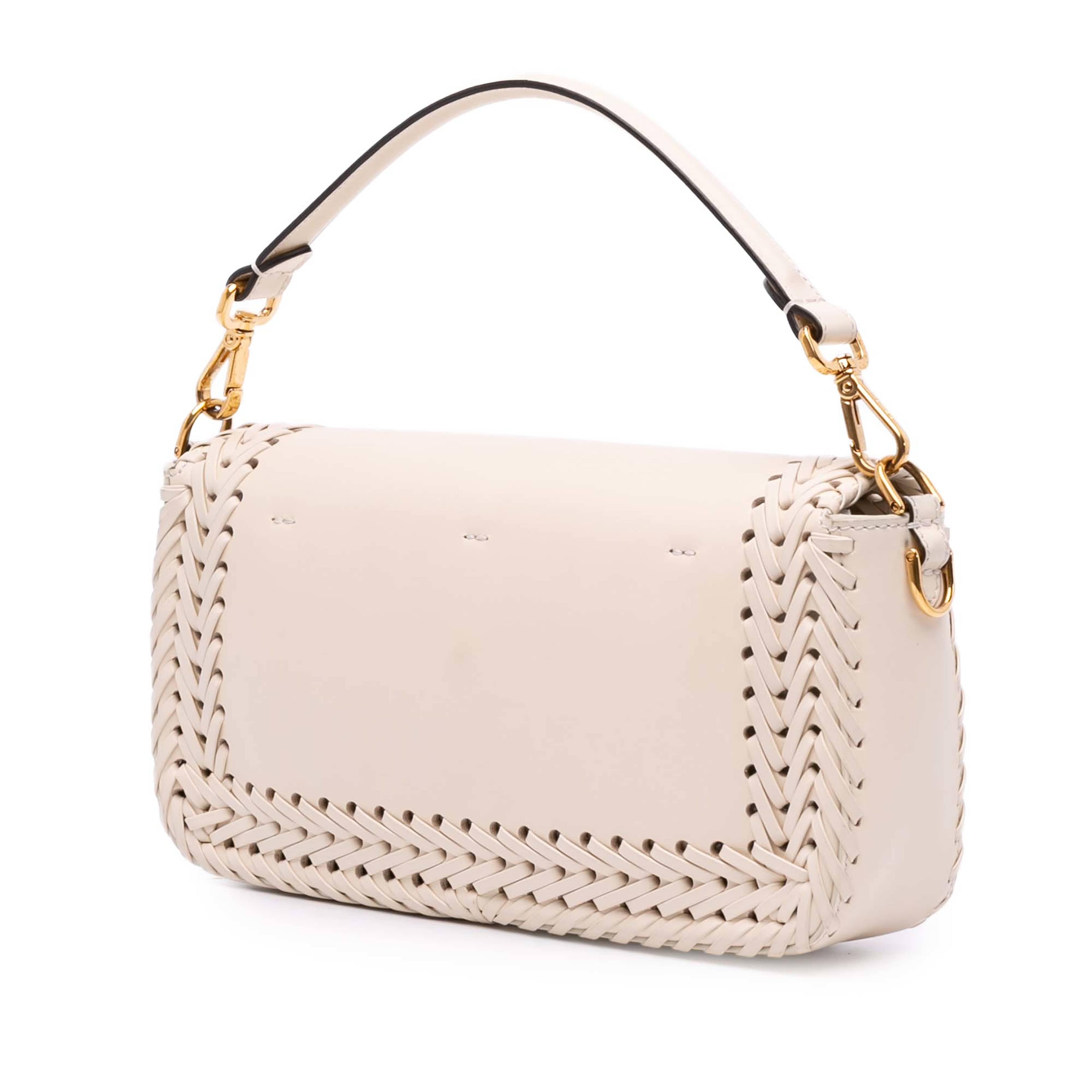 Fendi Woven Calfskin Vitello King Ceylon Baguette Satchel, från Luxclusif, i färgen light beige. Klicka för att öppna bilden i stort format