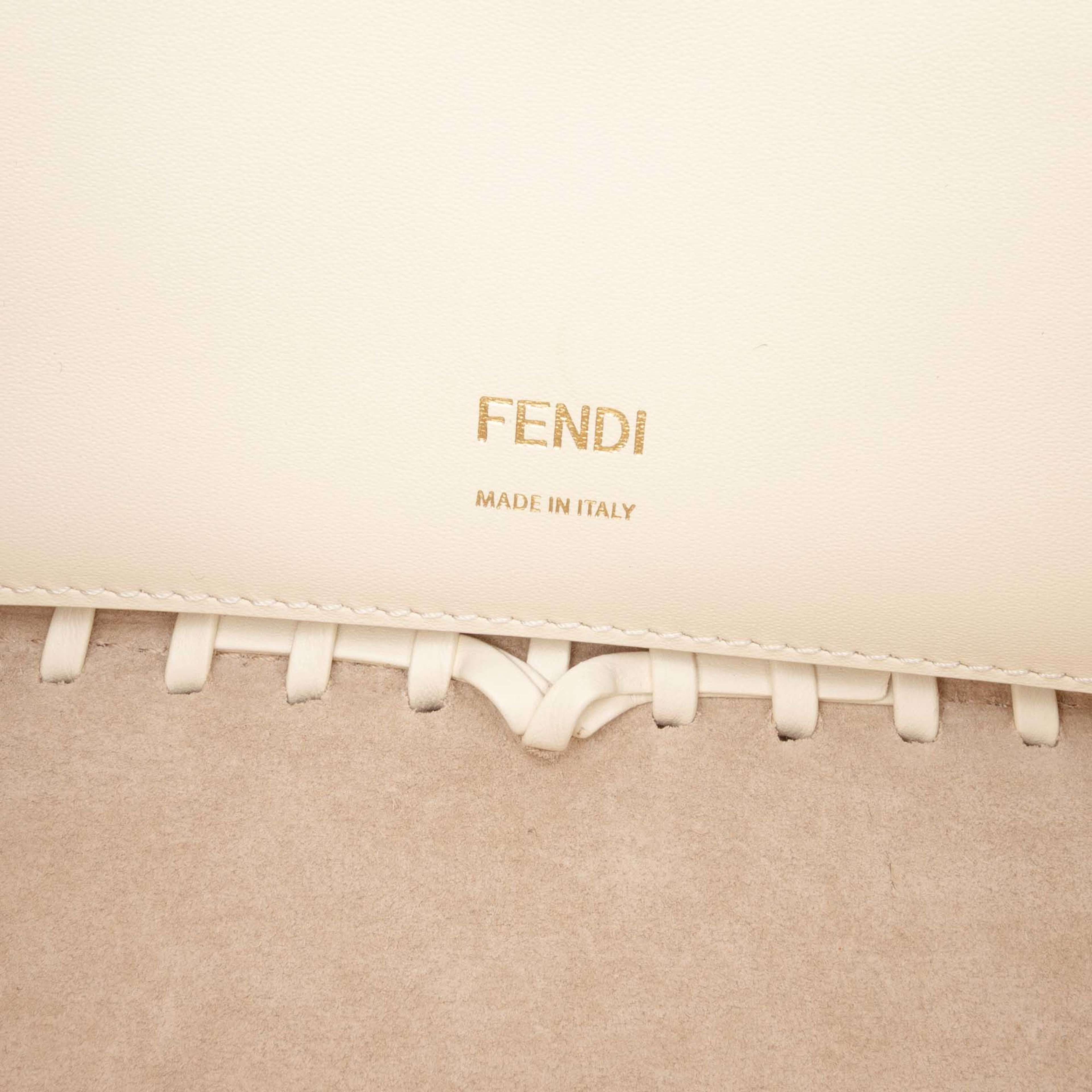 Fendi Woven Calfskin Vitello King Ceylon Baguette Satchel, från Luxclusif, i färgen light beige. Klicka för att öppna bilden i stort format