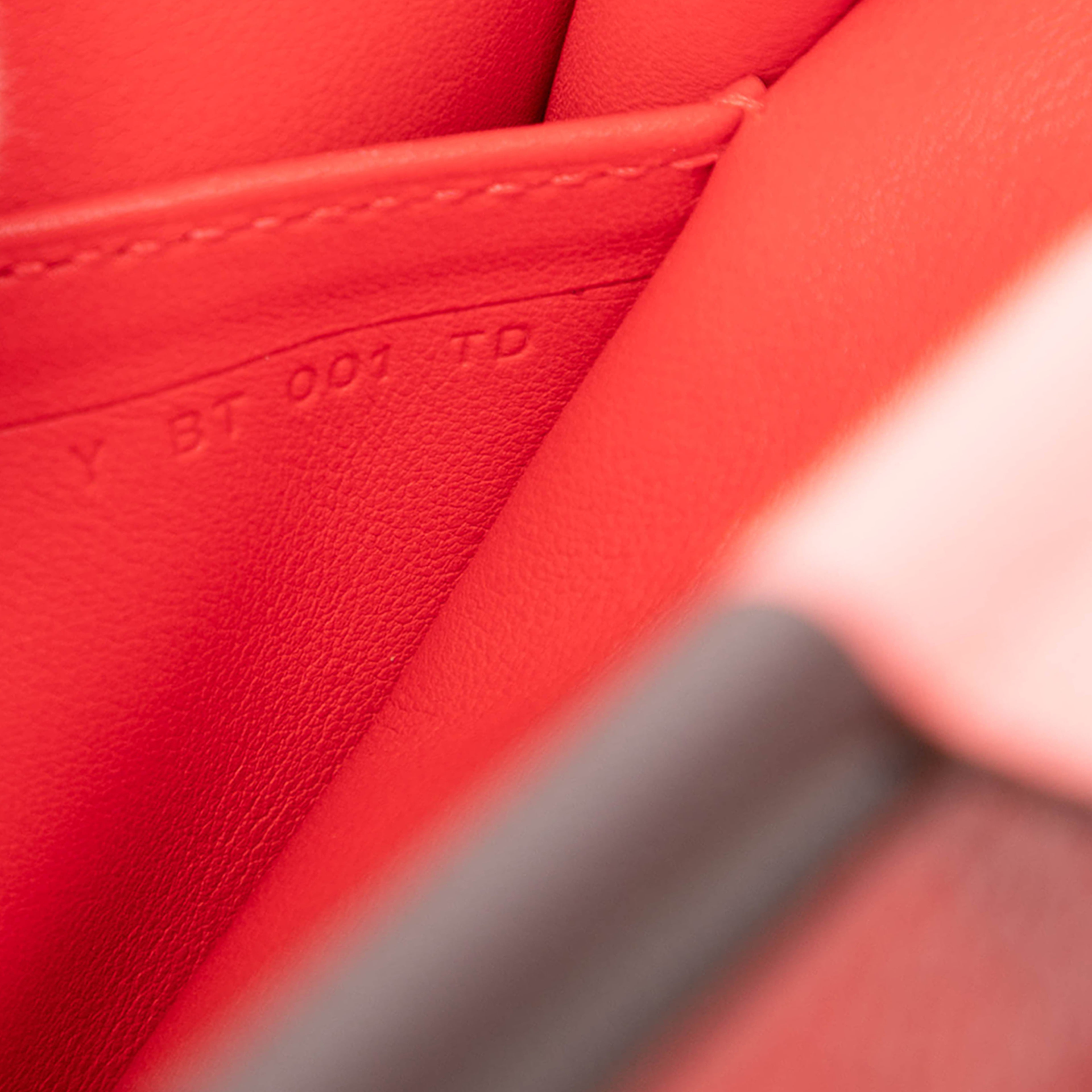 Hermès Taurillon Clemence Mysore Saut 25, från Luxclusif, i färgen red. Klicka för att öppna bilden i stort format