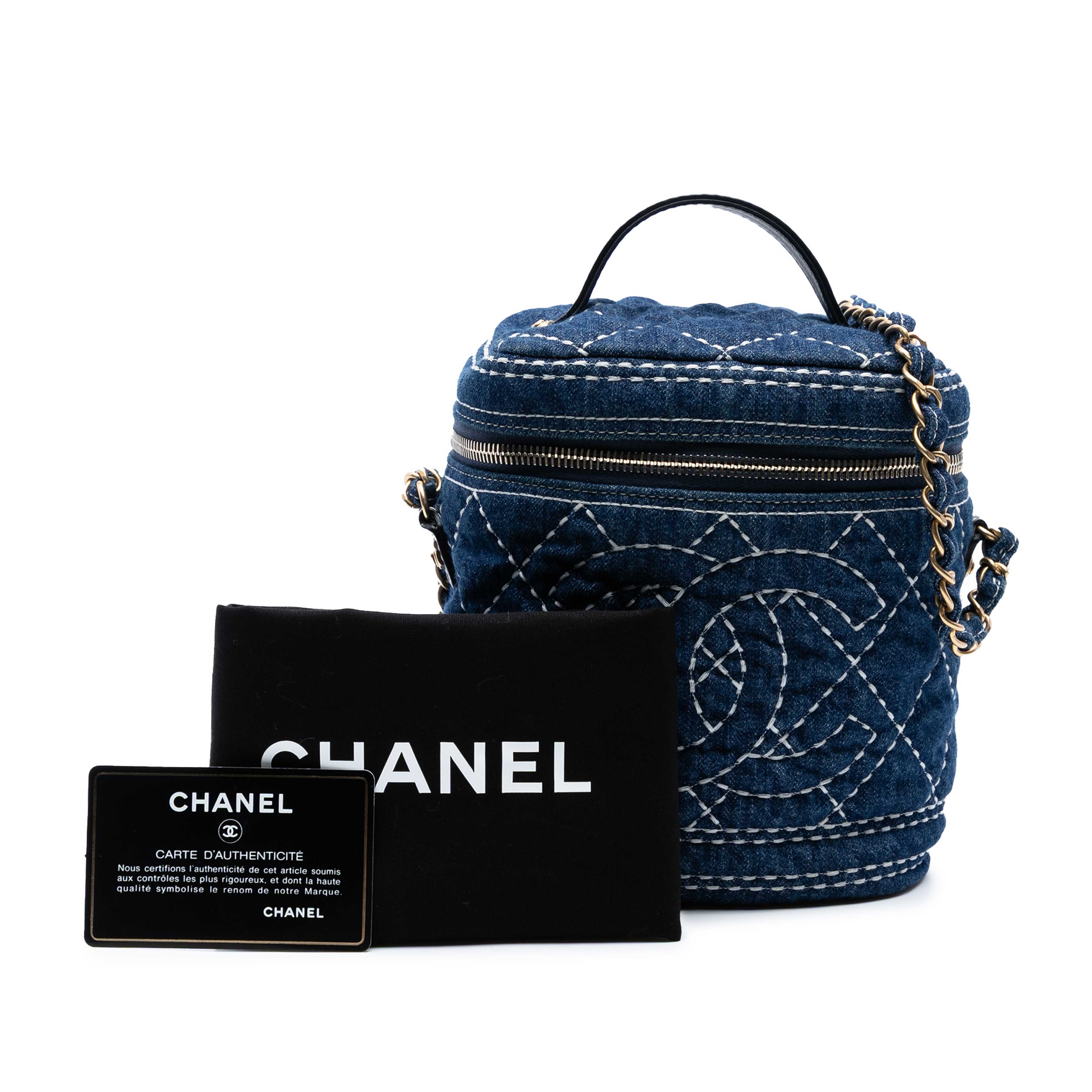 Chanel Cc Quilted Denim Trip Vanity Case With Chain, från Luxclusif, i färgen blå. Klicka för att öppna bilden i stort format