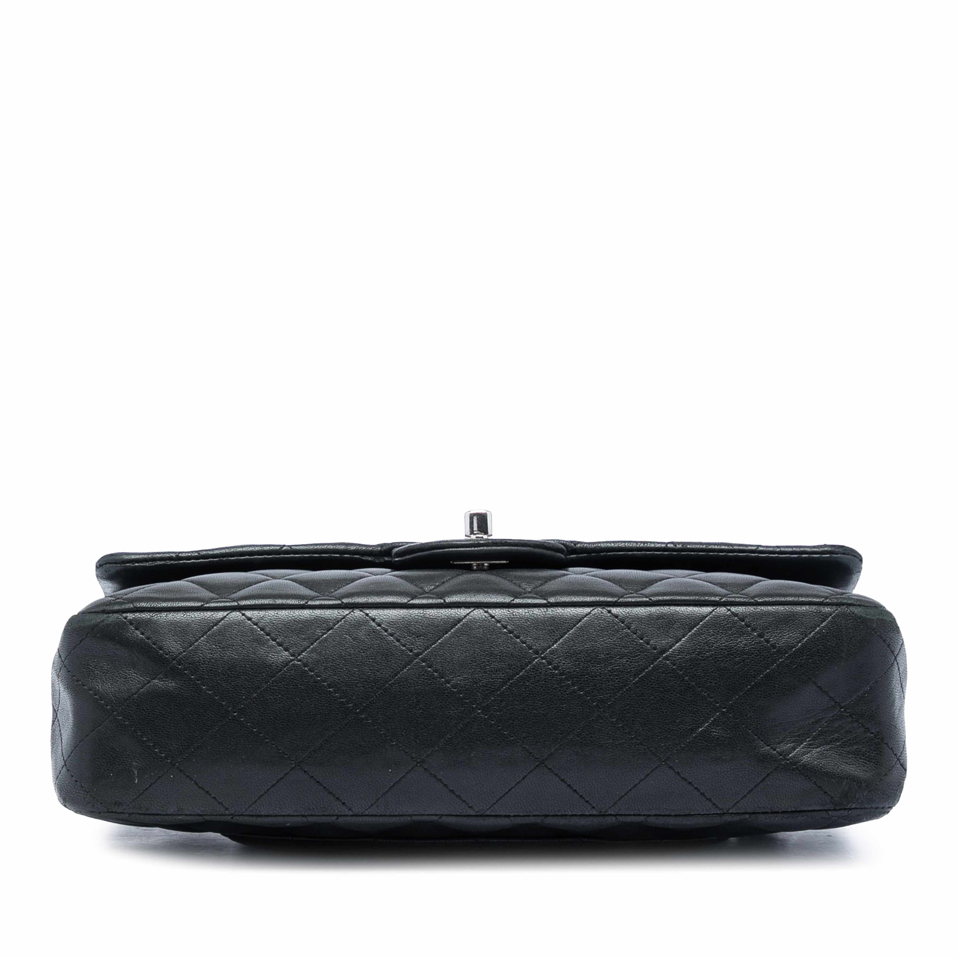 Chanel Medium Classic Lambskin Double Flap, från Luxclusif, i färgen svart. Klicka för att öppna bilden i stort format