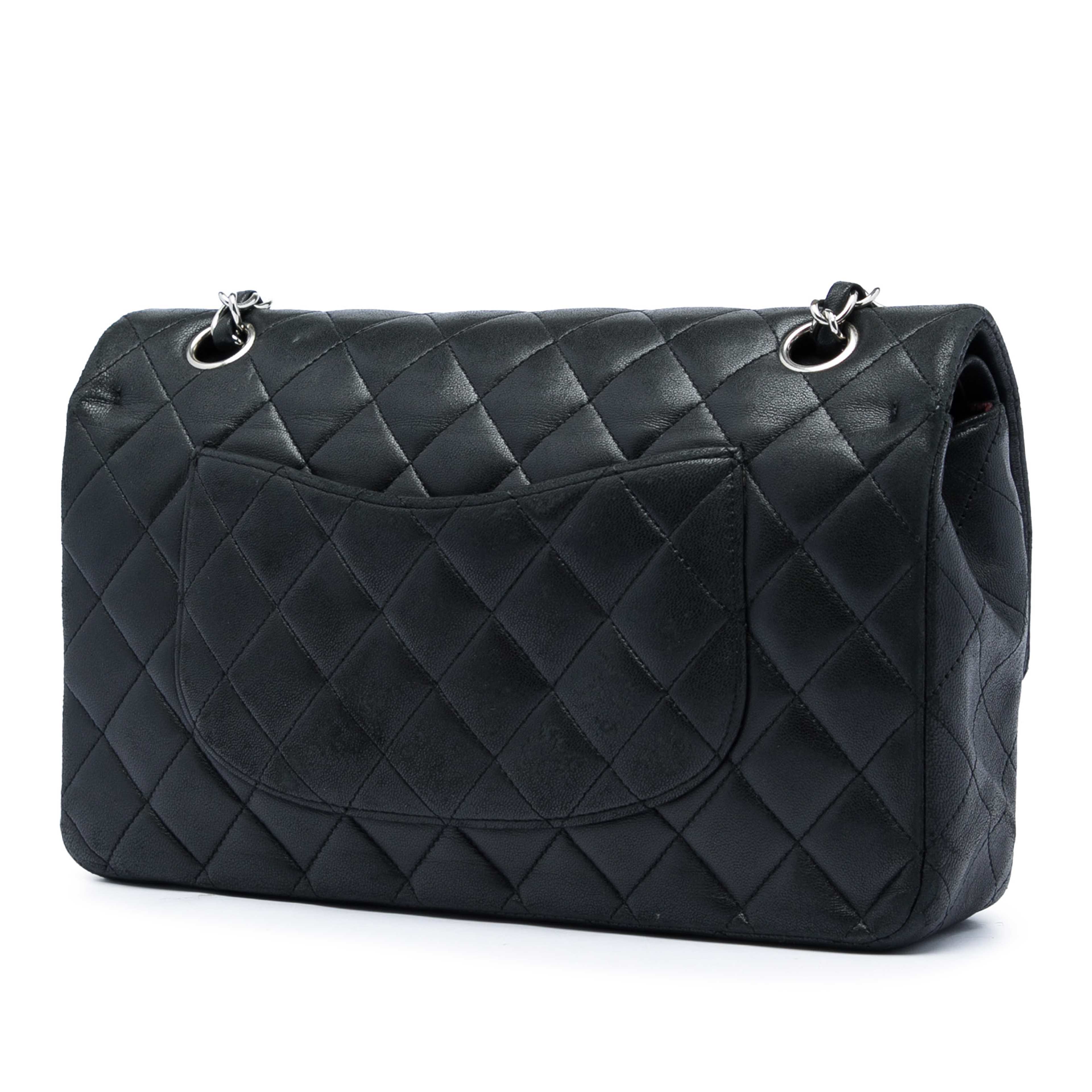 Chanel Medium Classic Lambskin Double Flap, från Luxclusif, i färgen svart. Klicka för att öppna bilden i stort format