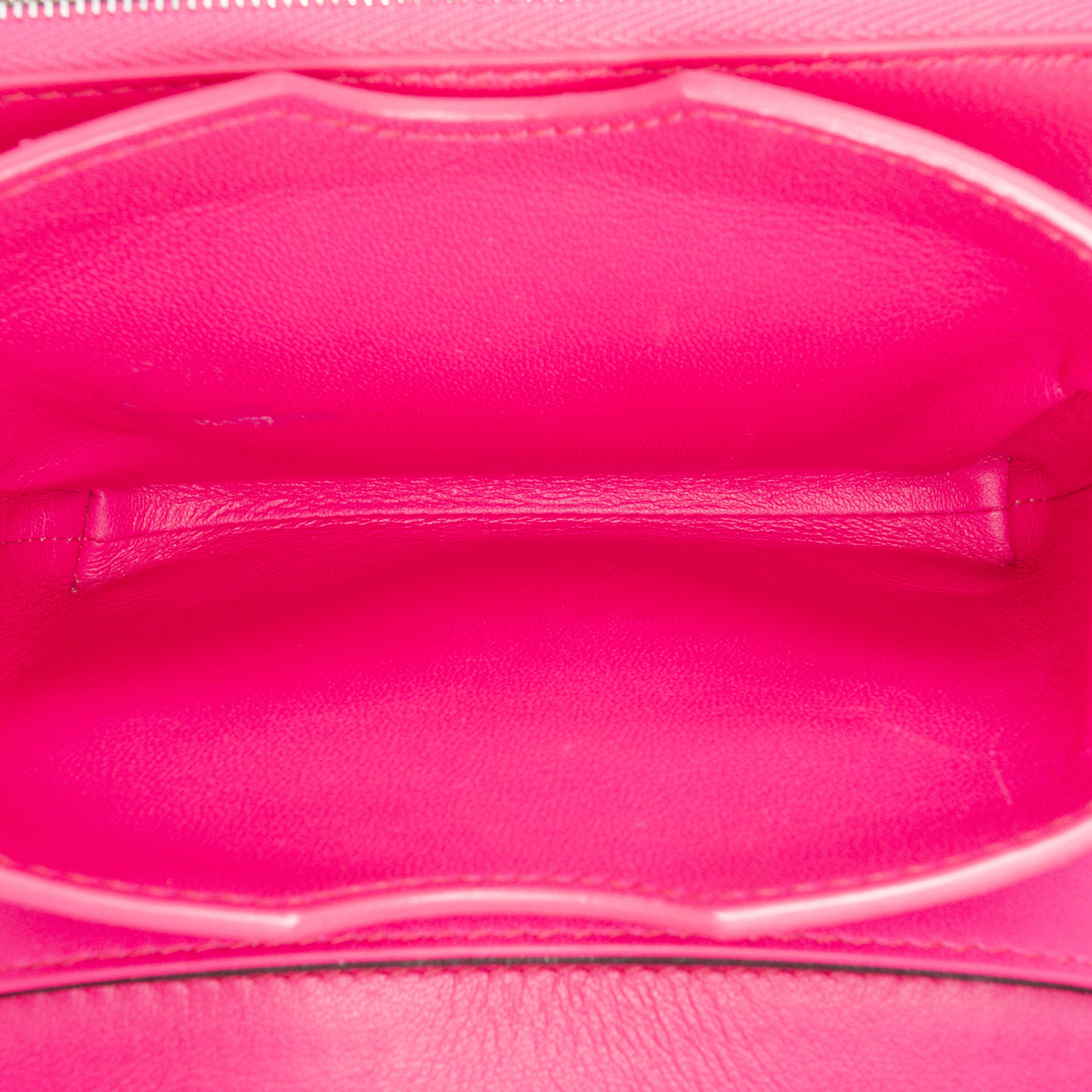 Balenciaga Small Calfskin B Crossbody, från Luxclusif, i färgen pink. Klicka för att öppna bilden i stort format