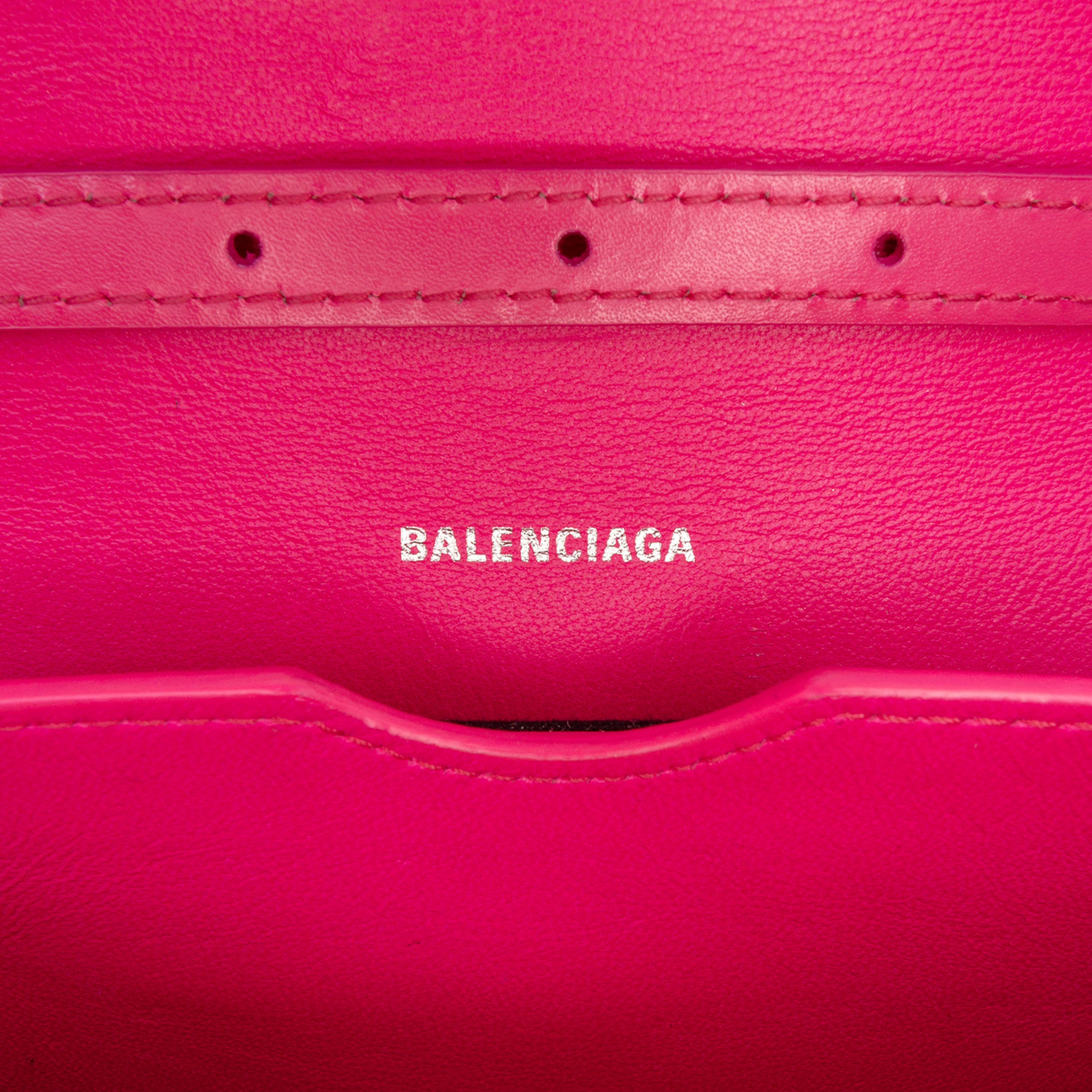 Balenciaga Small Calfskin B Crossbody, från Luxclusif, i färgen pink. Klicka för att öppna bilden i stort format
