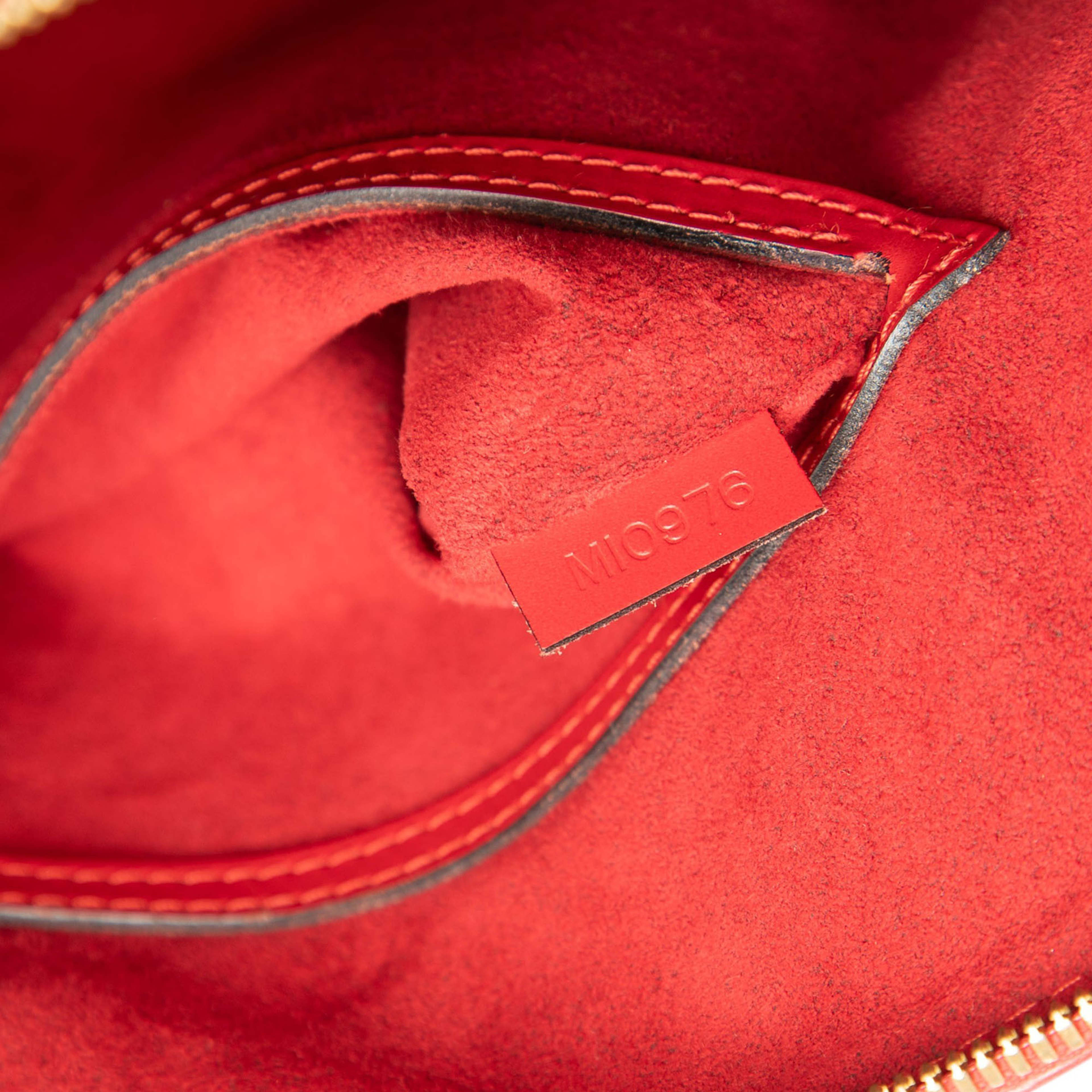 Louis Vuitton Epi Alma Pm, från Luxclusif, i färgen red. Klicka för att öppna bilden i stort format