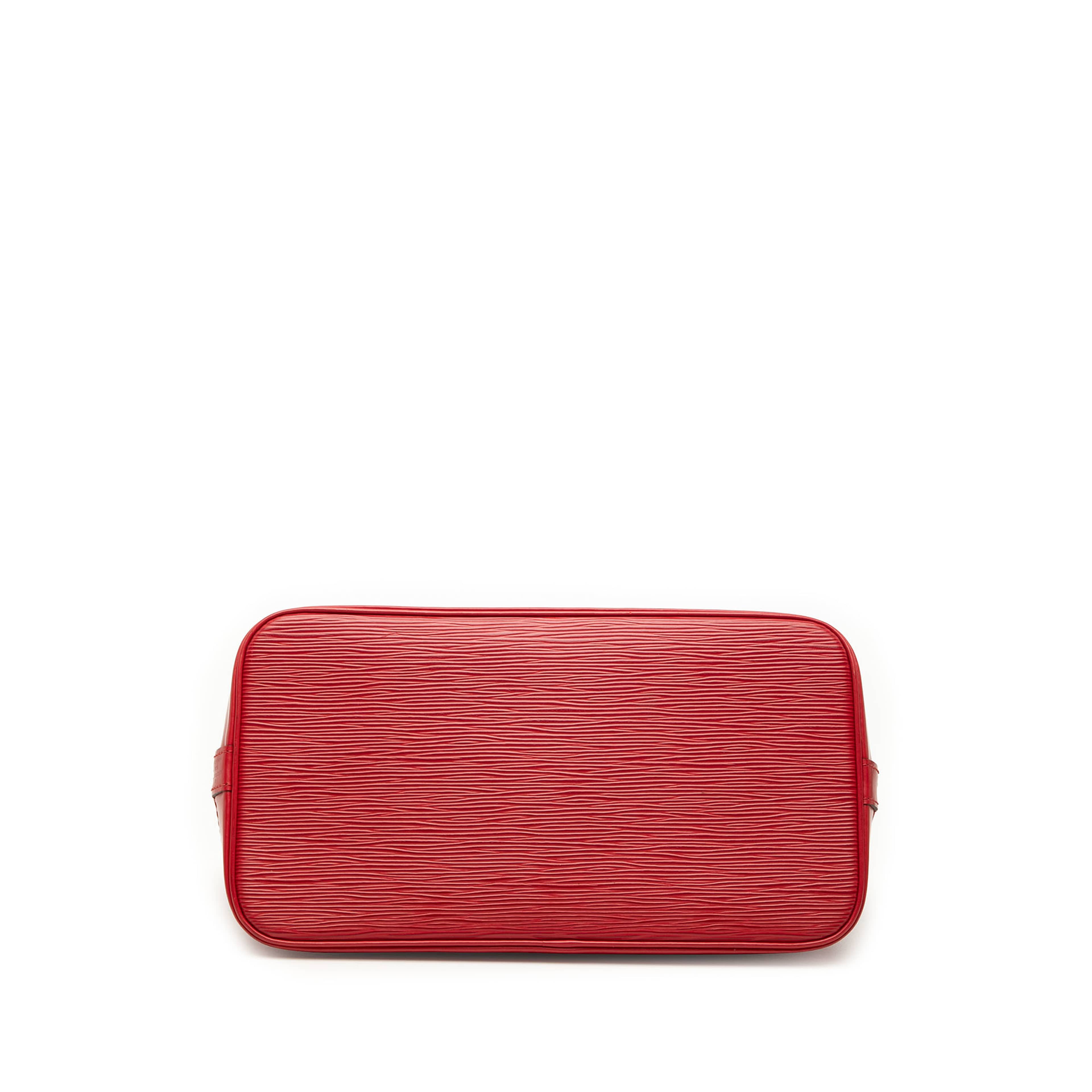 Louis Vuitton Epi Alma Pm, från Luxclusif, i färgen red. Klicka för att öppna bilden i stort format
