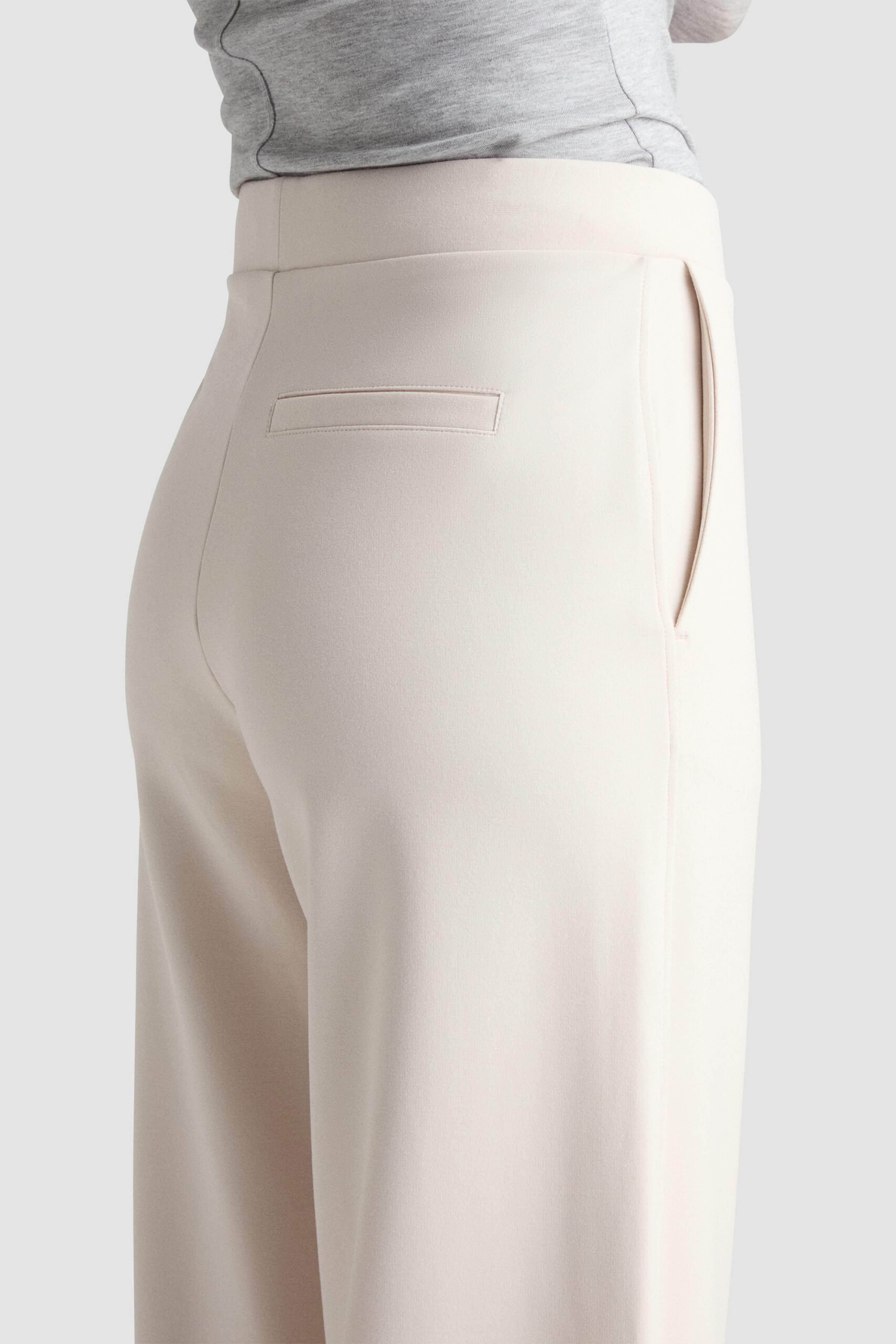 Leia Pants - Oyster, från Residus, i färgen beige. Klicka för att öppna bilden i stort format