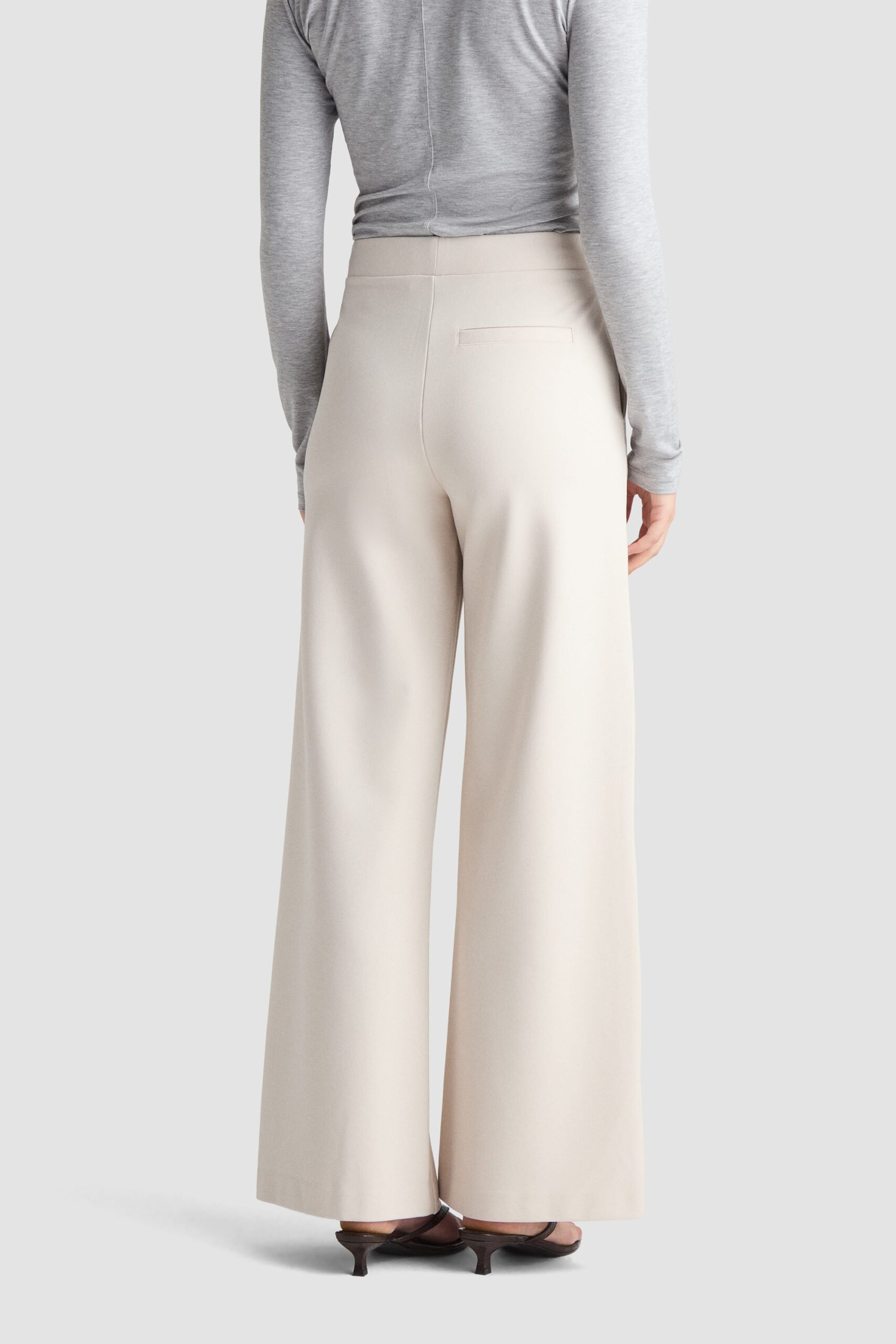 Leia Pants - Oyster, från Residus, i färgen beige. Klicka för att öppna bilden i stort format