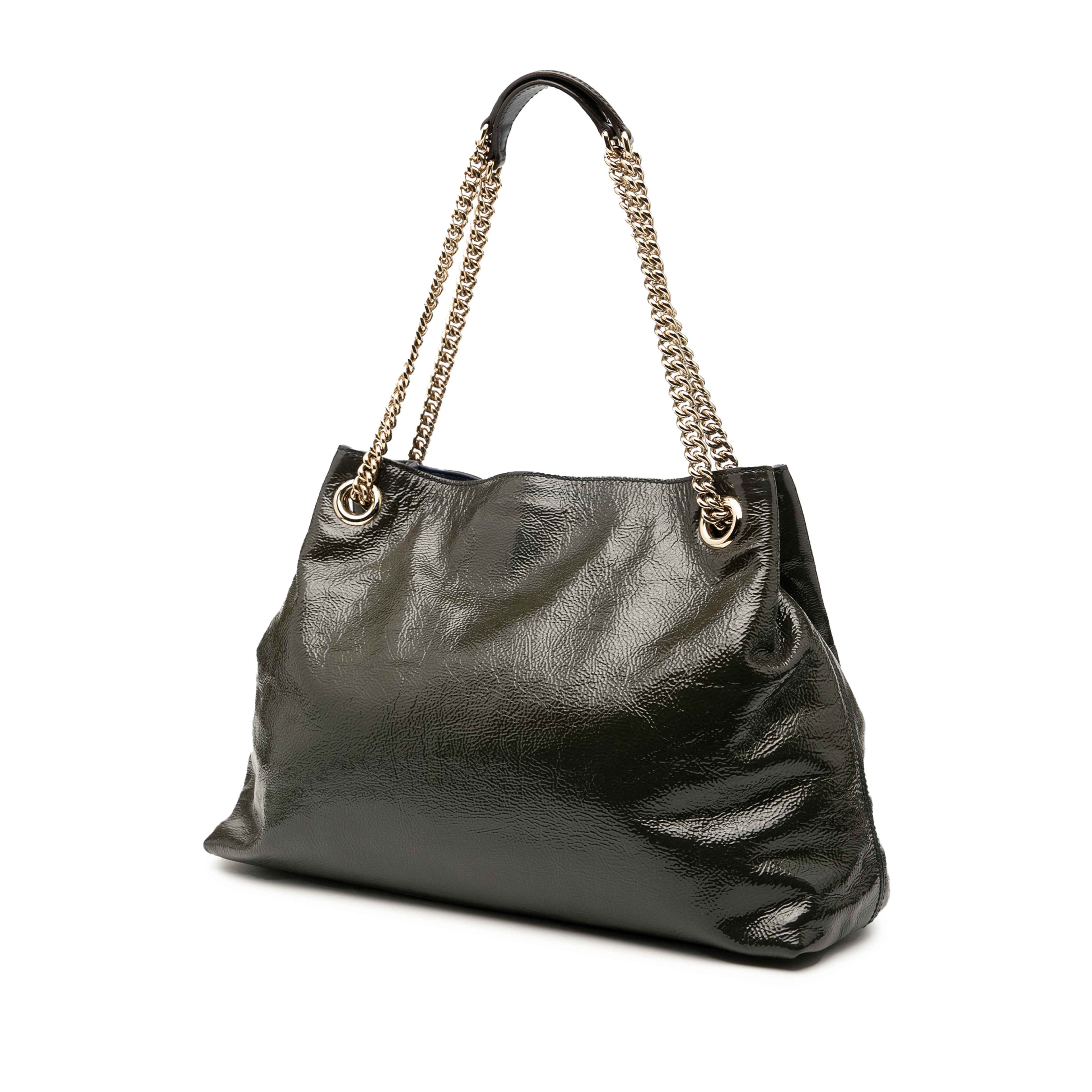 Gucci Medium Patent Soho Chain Tote, från Luxclusif, i färgen navy. Klicka för att öppna bilden i stort format