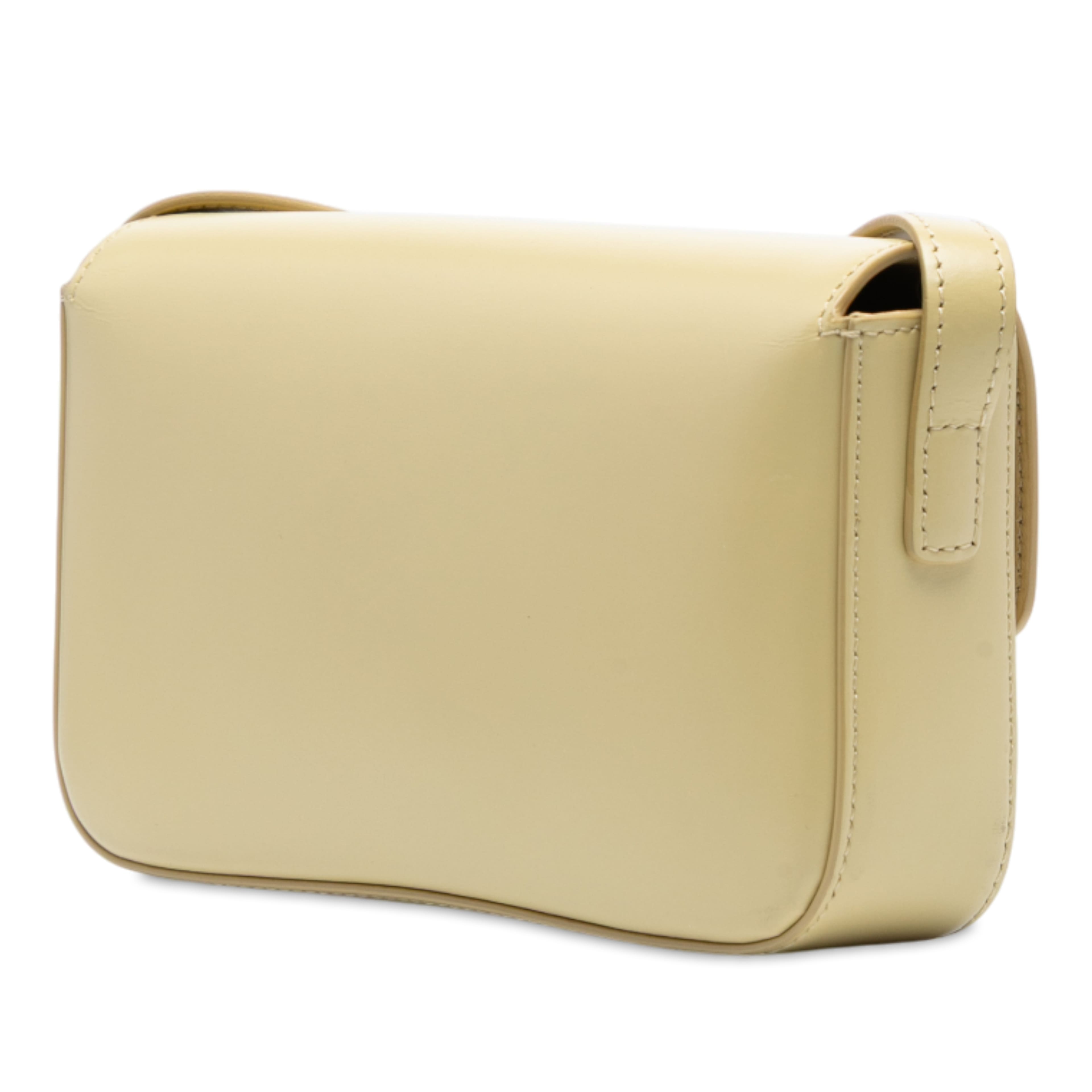 Celine Shiny Calfskin Claude Shoulder Bag, från Luxclusif, i färgen light yellow. Klicka för att öppna bilden i stort format