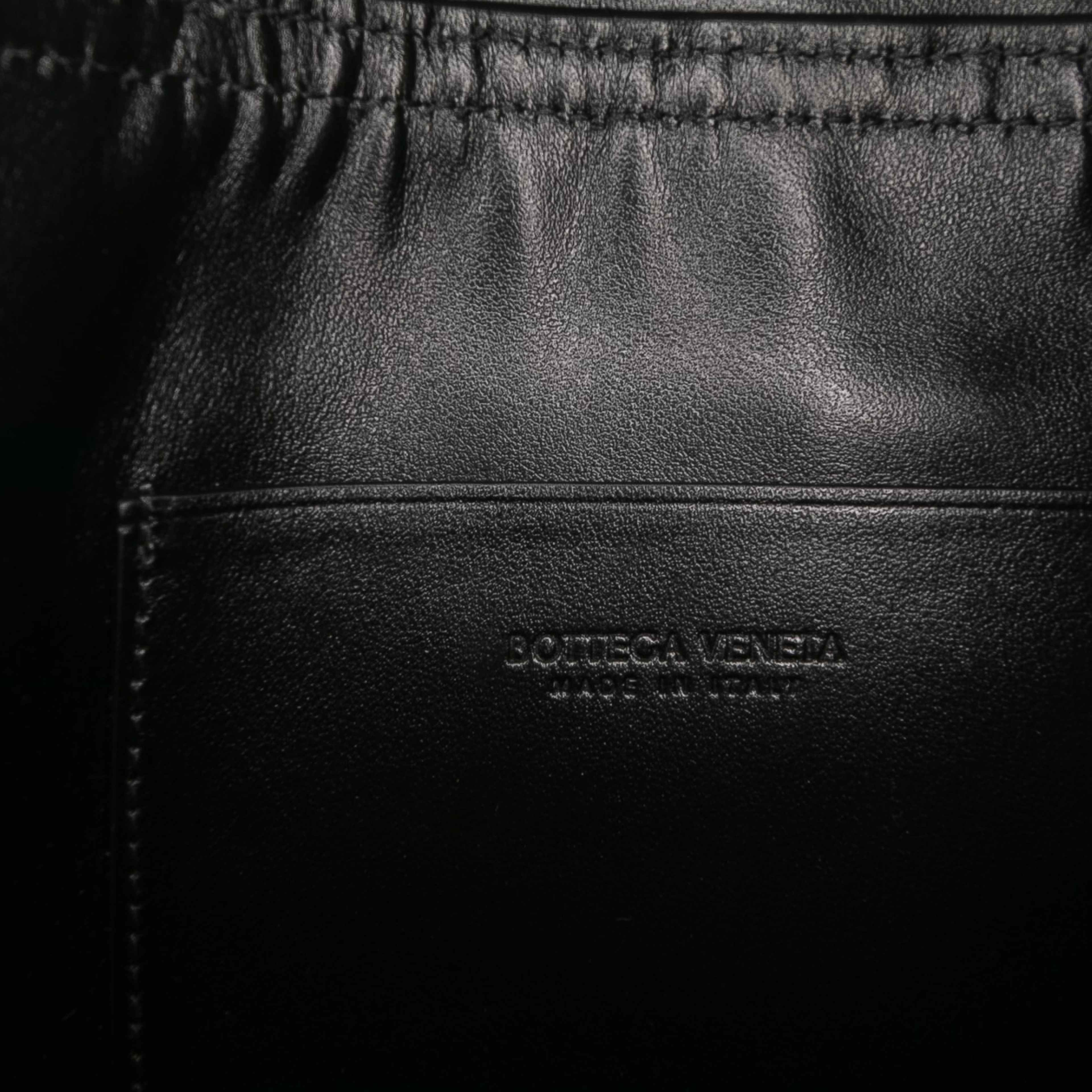 Bottega Veneta Calfskin Intrecciato Solstice Phone Pouch, från Luxclusif, i färgen black. Klicka för att öppna bilden i stort format