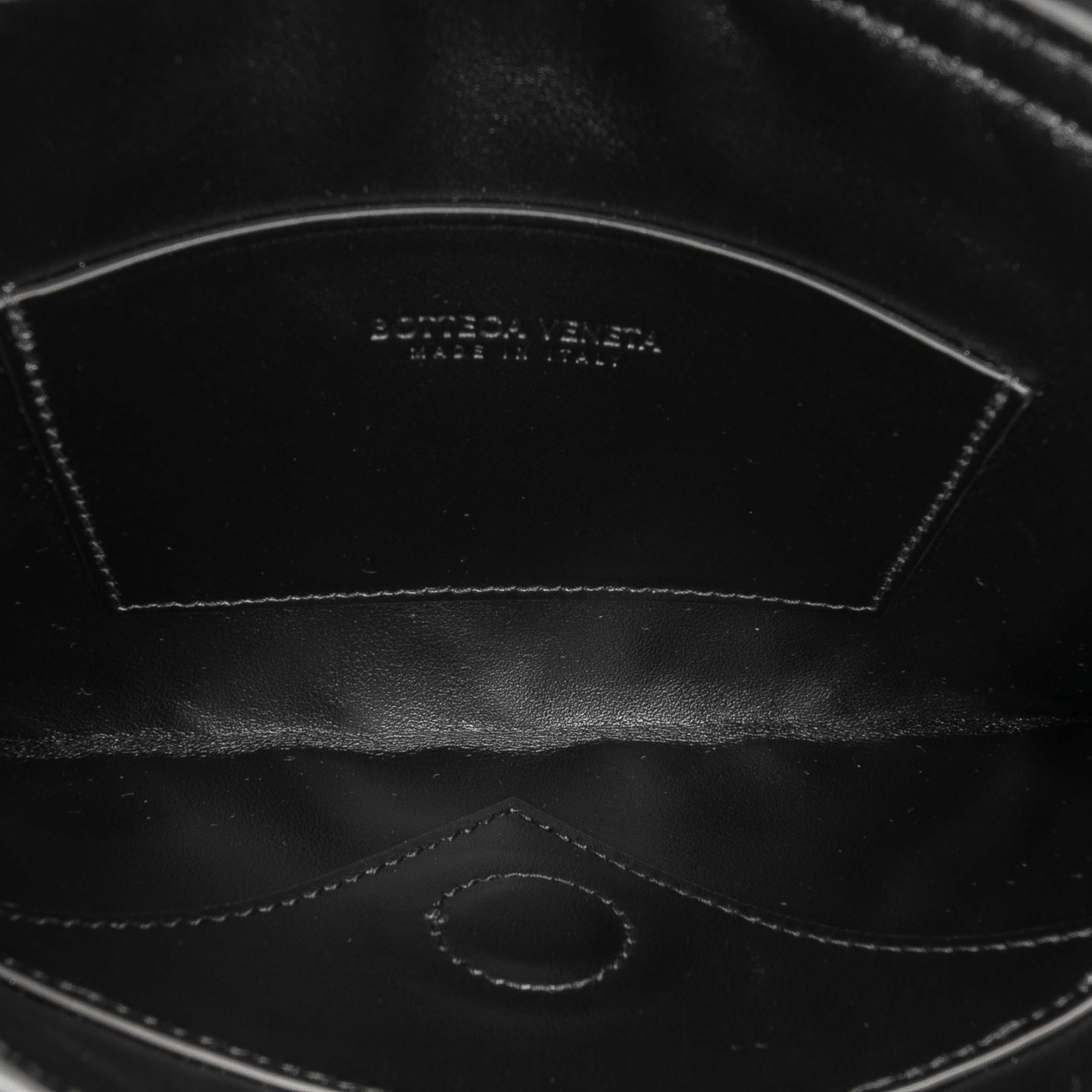 Bottega Veneta Calfskin Intrecciato Solstice Phone Pouch, från Luxclusif, i färgen black. Klicka för att öppna bilden i stort format