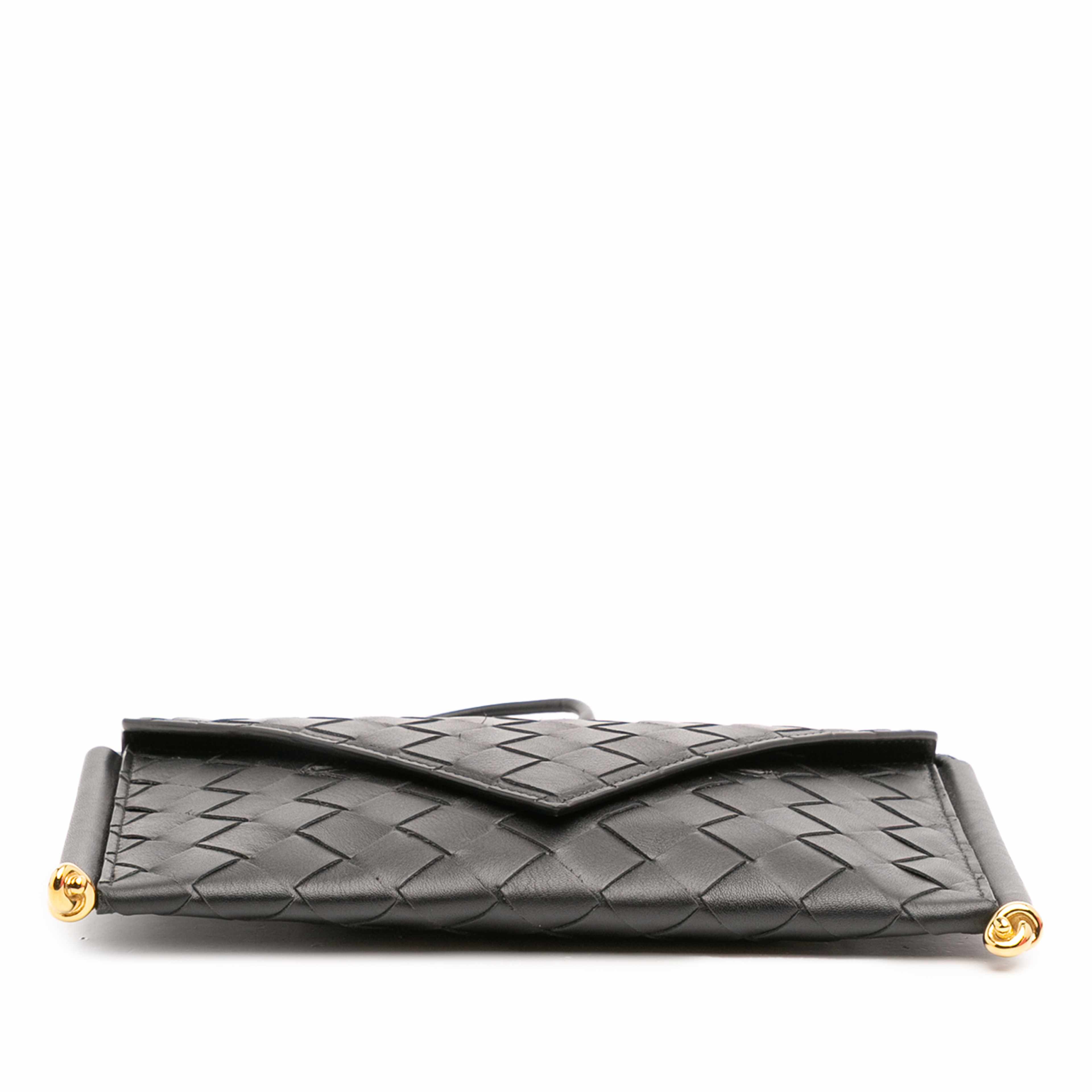 Bottega Veneta Calfskin Intrecciato Solstice Phone Pouch, från Luxclusif, i färgen black. Klicka för att öppna bilden i stort format