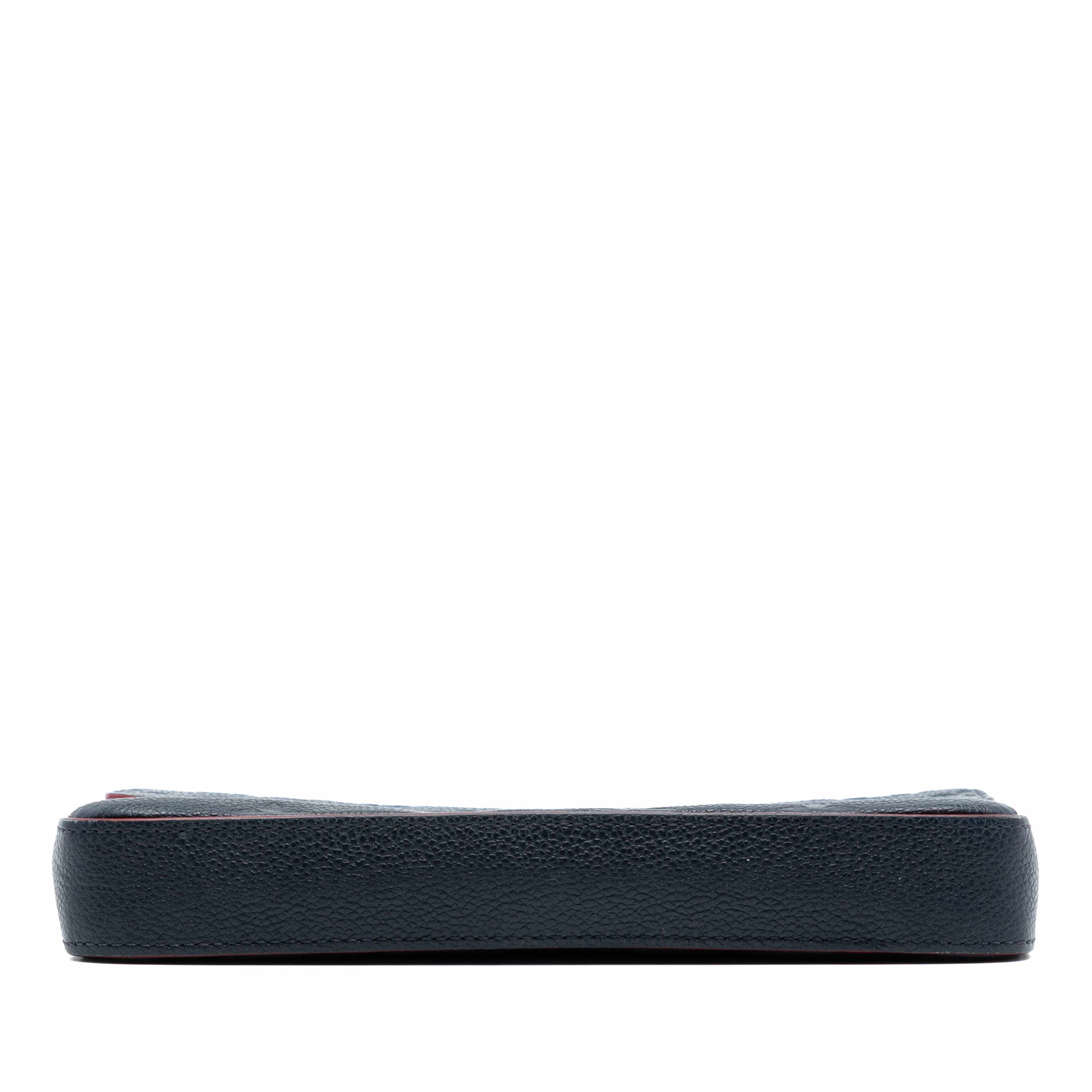 Louis Vuitton Monogram Empreinte Pochette Felicie, från Luxclusif, i färgen navy. Klicka för att öppna bilden i stort format