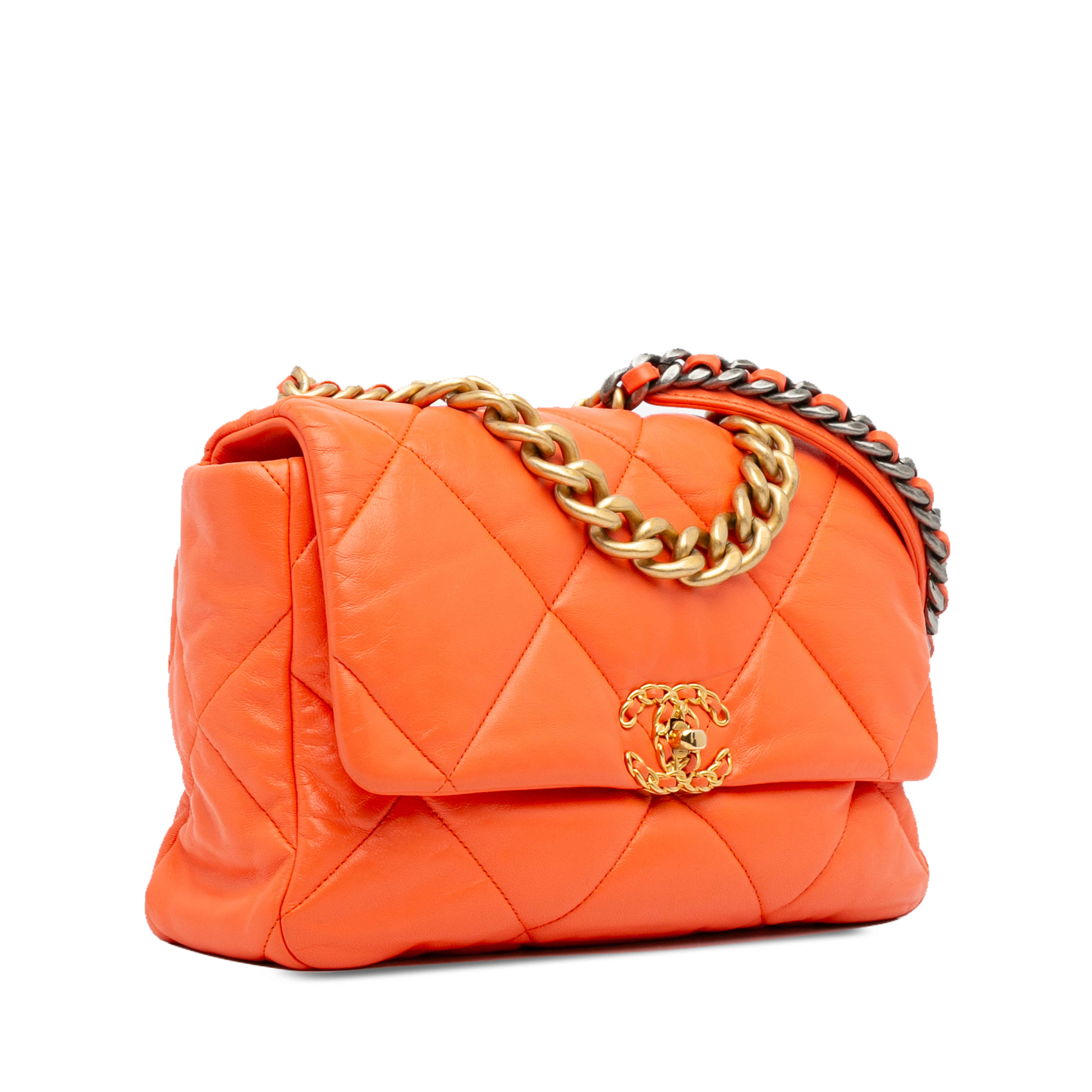 Chanel Large 19 Lambskin Flap, från Luxclusif, i färgen orange. Klicka för att öppna bilden i stort format