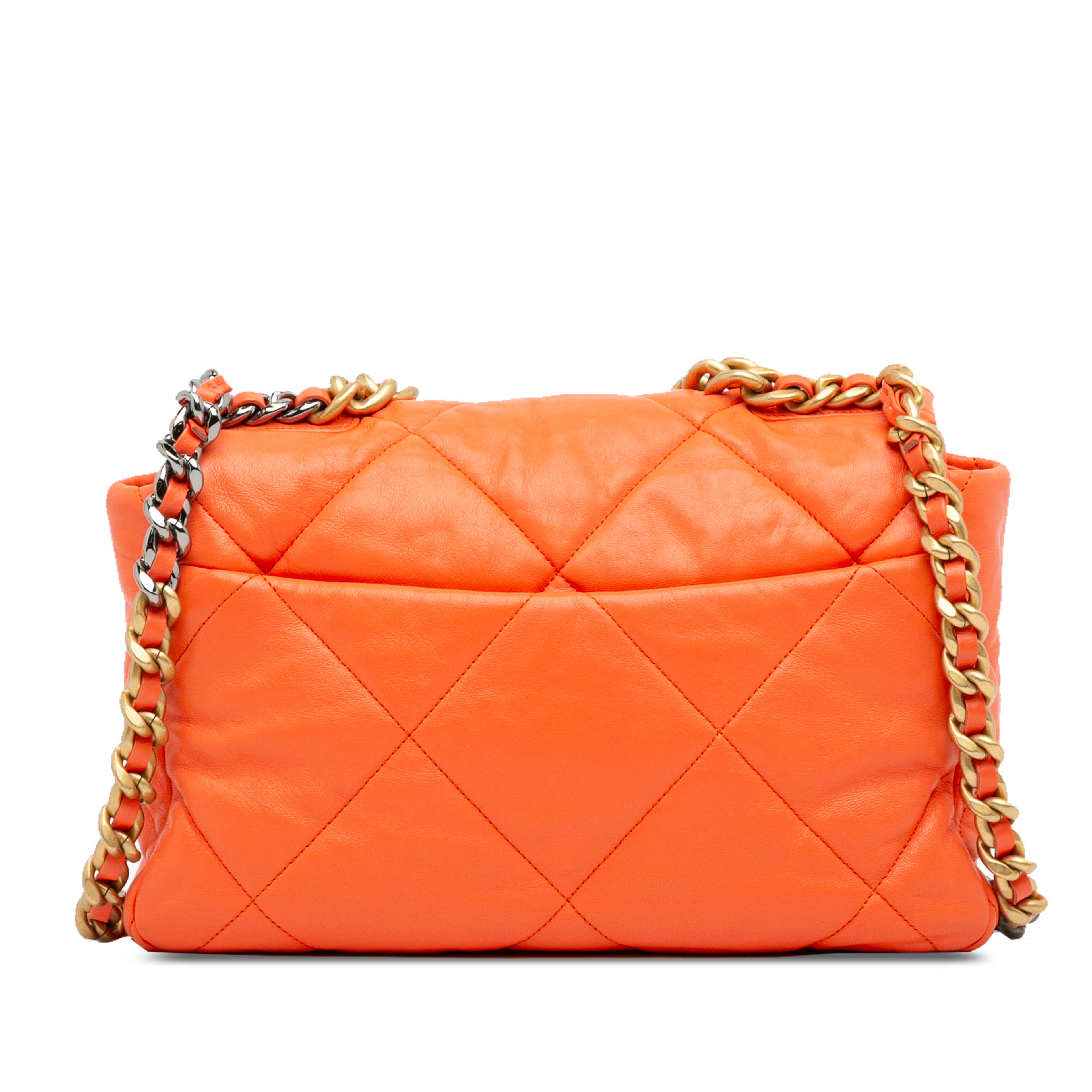 Chanel Large 19 Lambskin Flap, från Luxclusif, i färgen orange. Klicka för att öppna bilden i stort format
