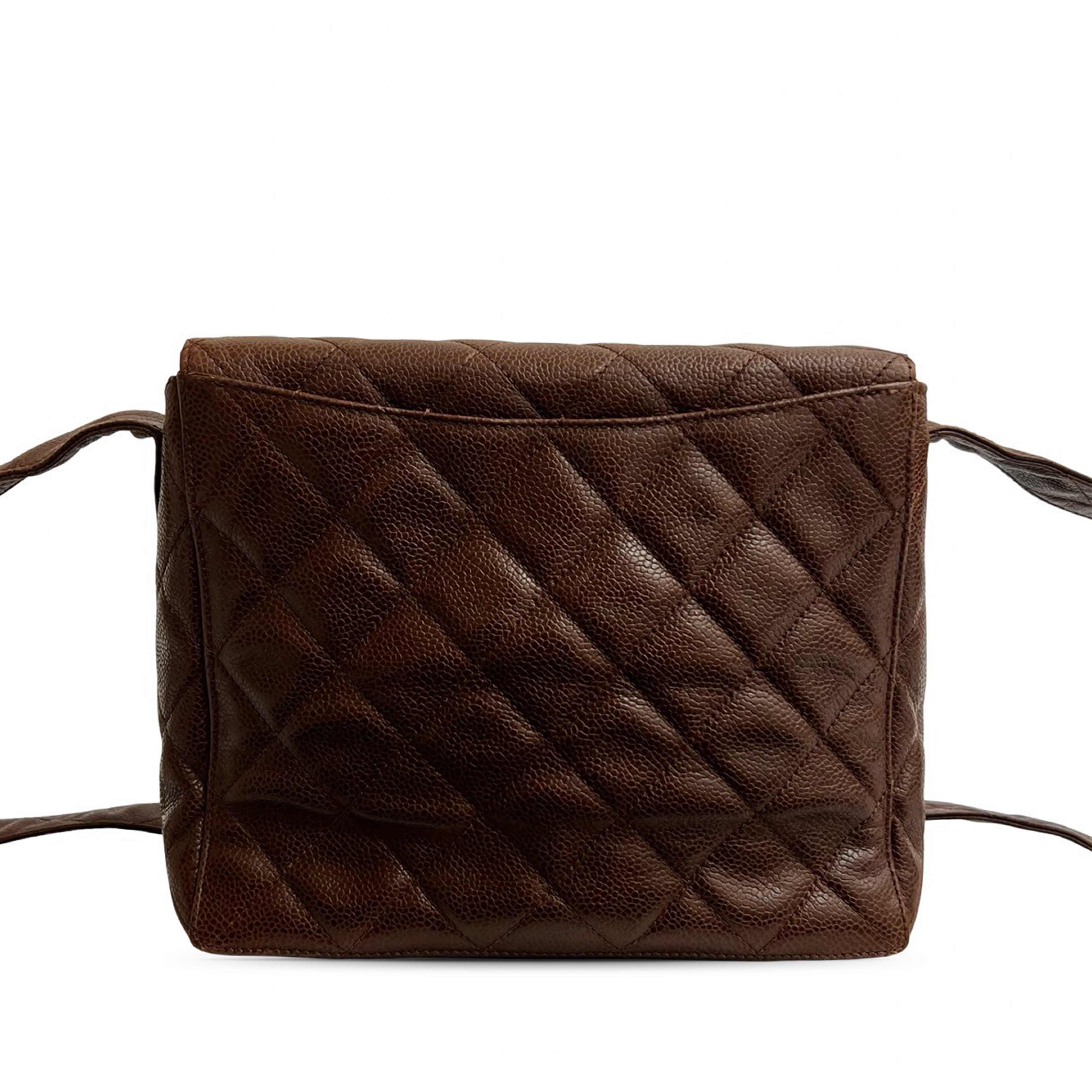 Chanel Cc Quilted Caviar Turnlock Crossbody, från Luxclusif, i färgen dark brown. Klicka för att öppna bilden i stort format