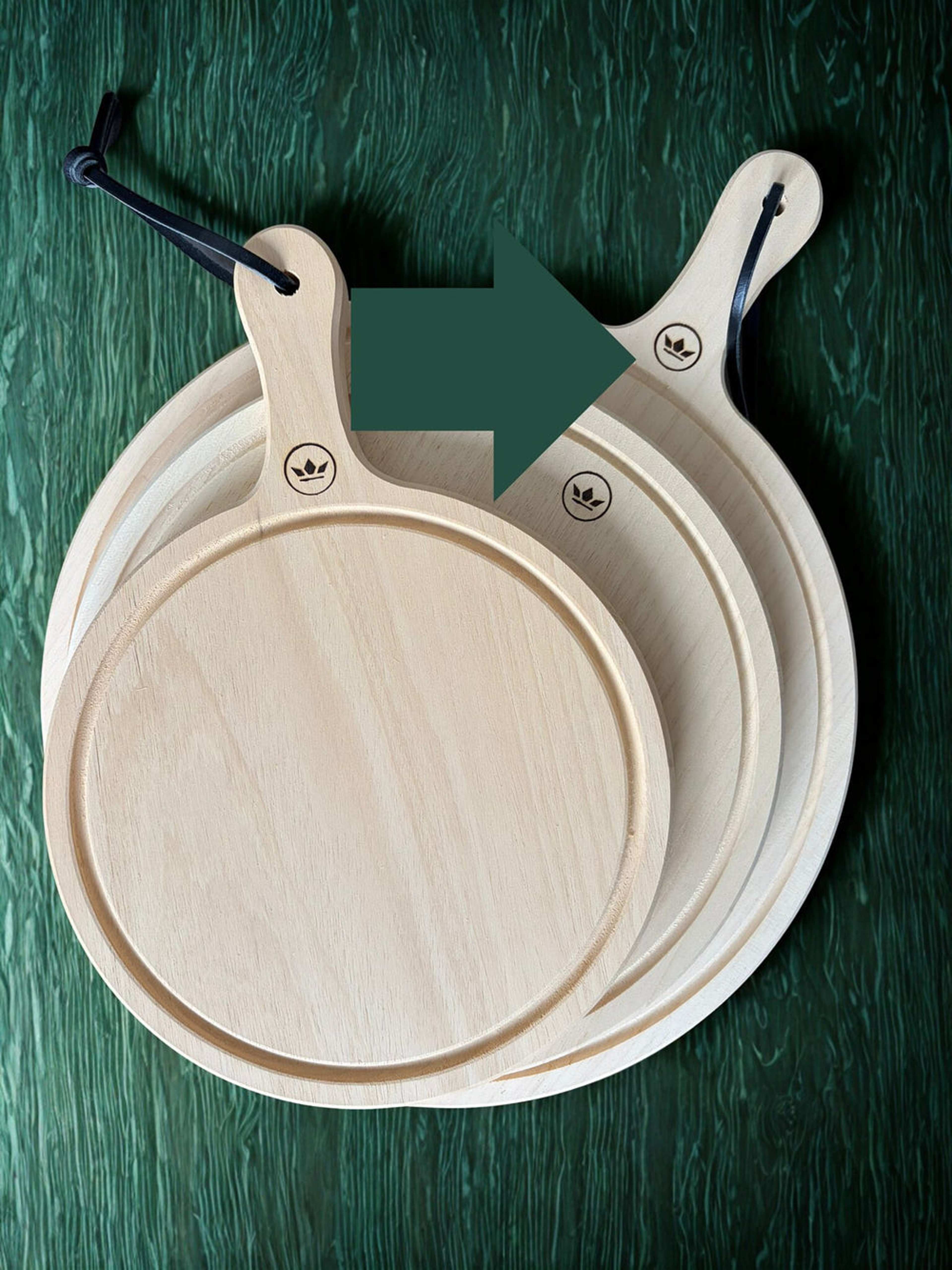 Dutchdeluxes  Stor  Solid Träskär- Och Serveringsbräda – Rund med handtag – Horeca-godkänd, från Dutchdeluxes, i färgen brown. Klicka för att öppna bilden i stort format