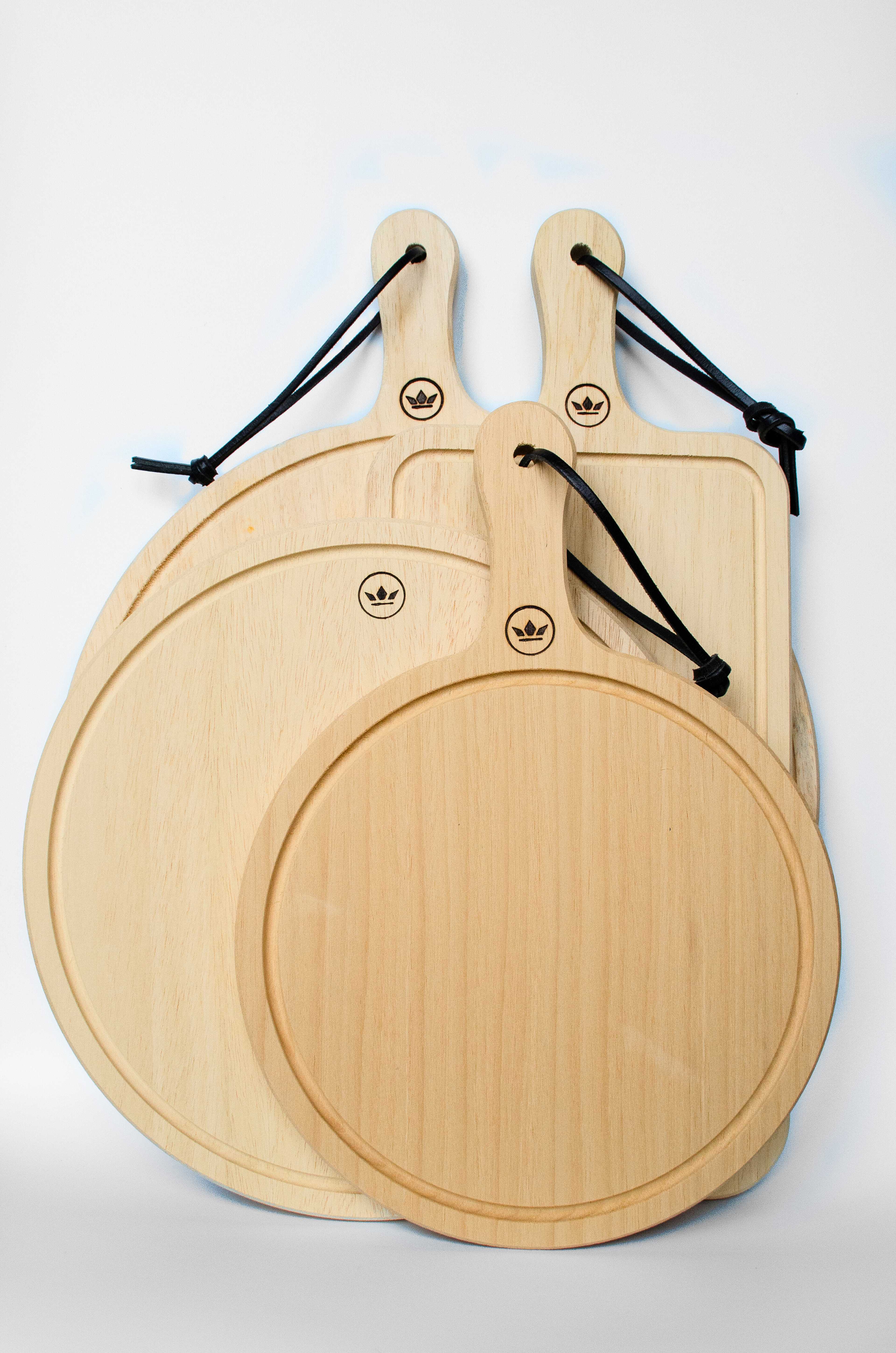 Dutchdeluxes  Stor  Solid Träskär- Och Serveringsbräda – Rund med handtag – Horeca-godkänd, från Dutchdeluxes, i färgen brown. Klicka för att öppna bilden i stort format