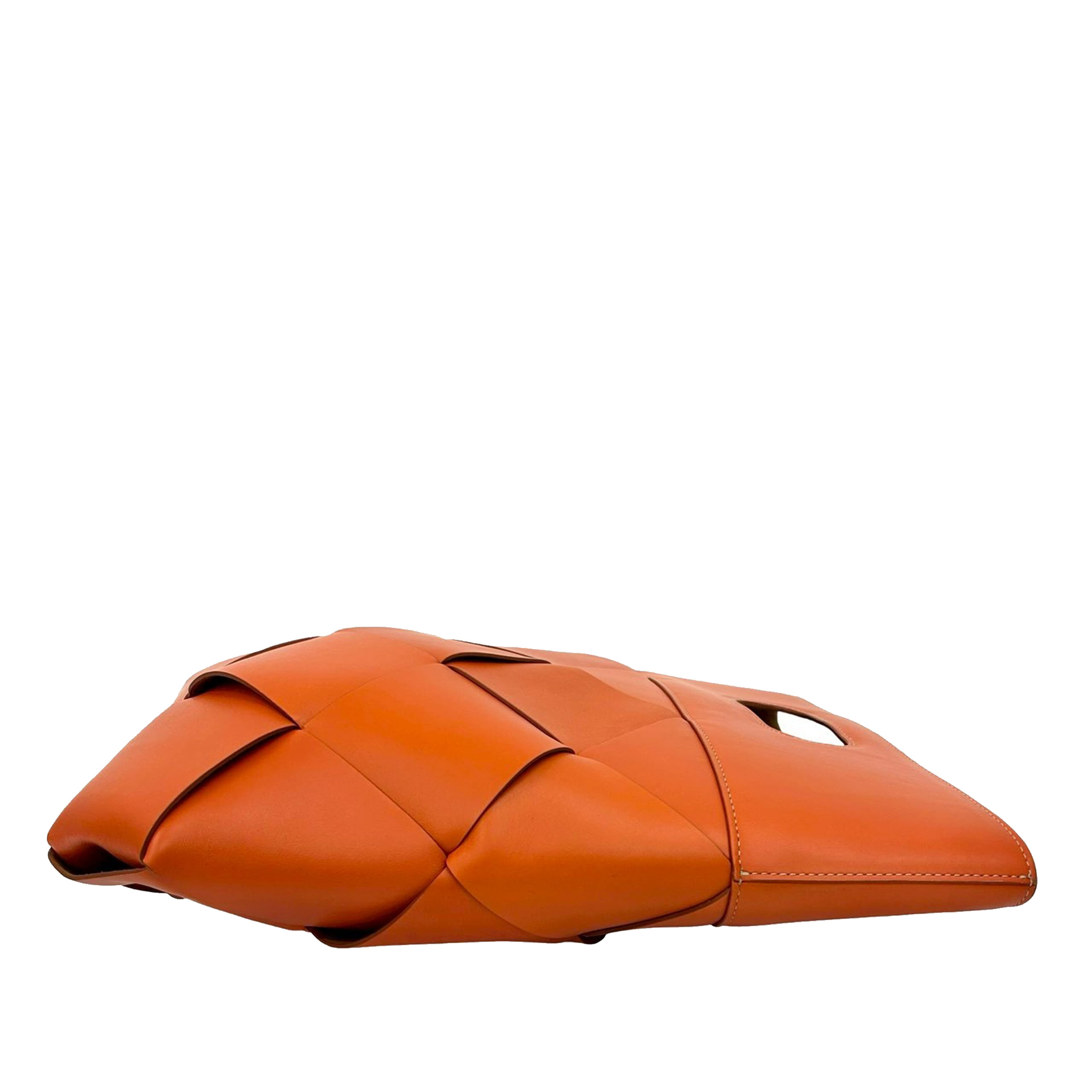 Bottega Veneta Small French Calfskin Slip Tote, från Luxclusif, i färgen orange. Klicka för att öppna bilden i stort format