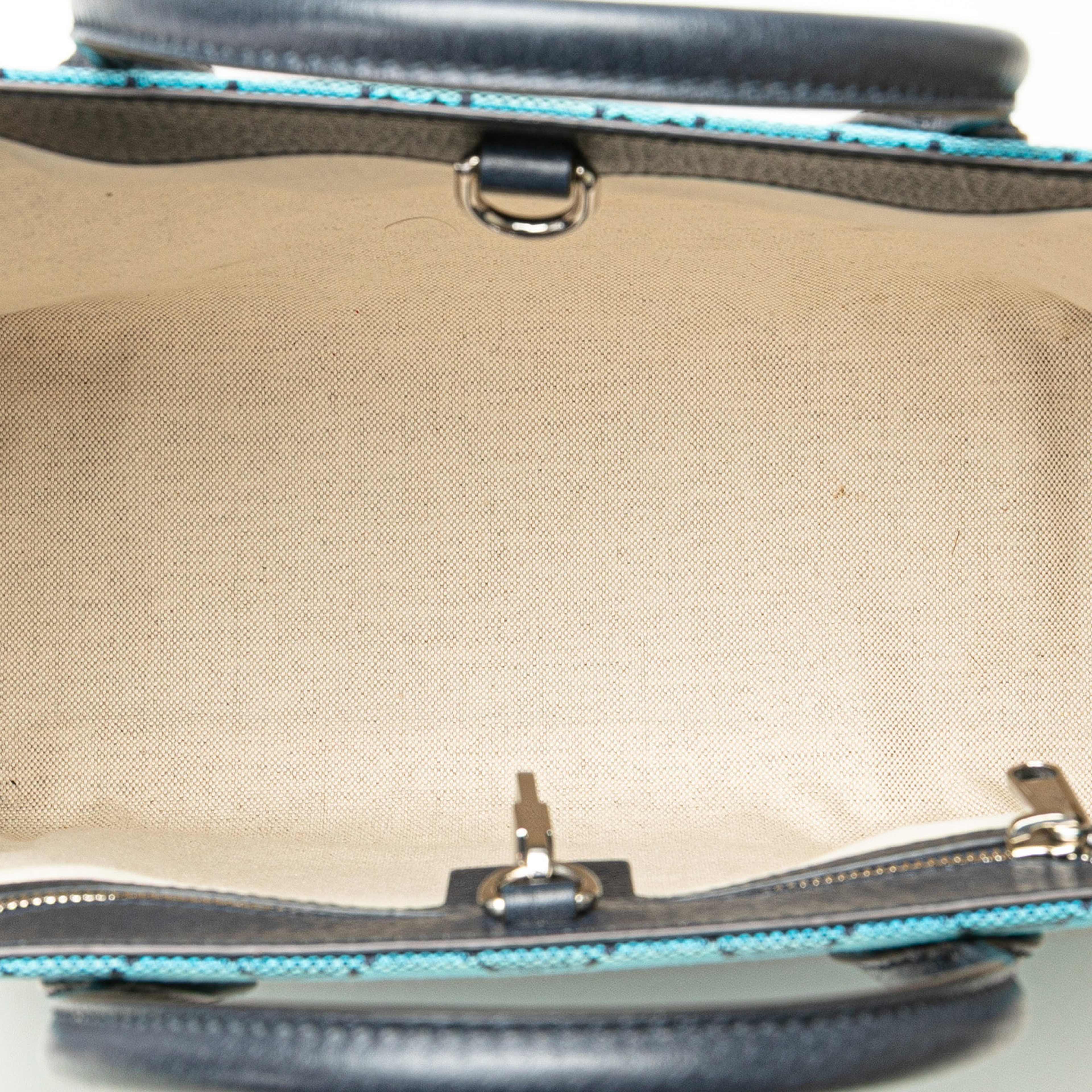 Gucci Small Gg Canvas Interlocking G Tote, från Luxclusif, i färgen blue. Klicka för att öppna bilden i stort format