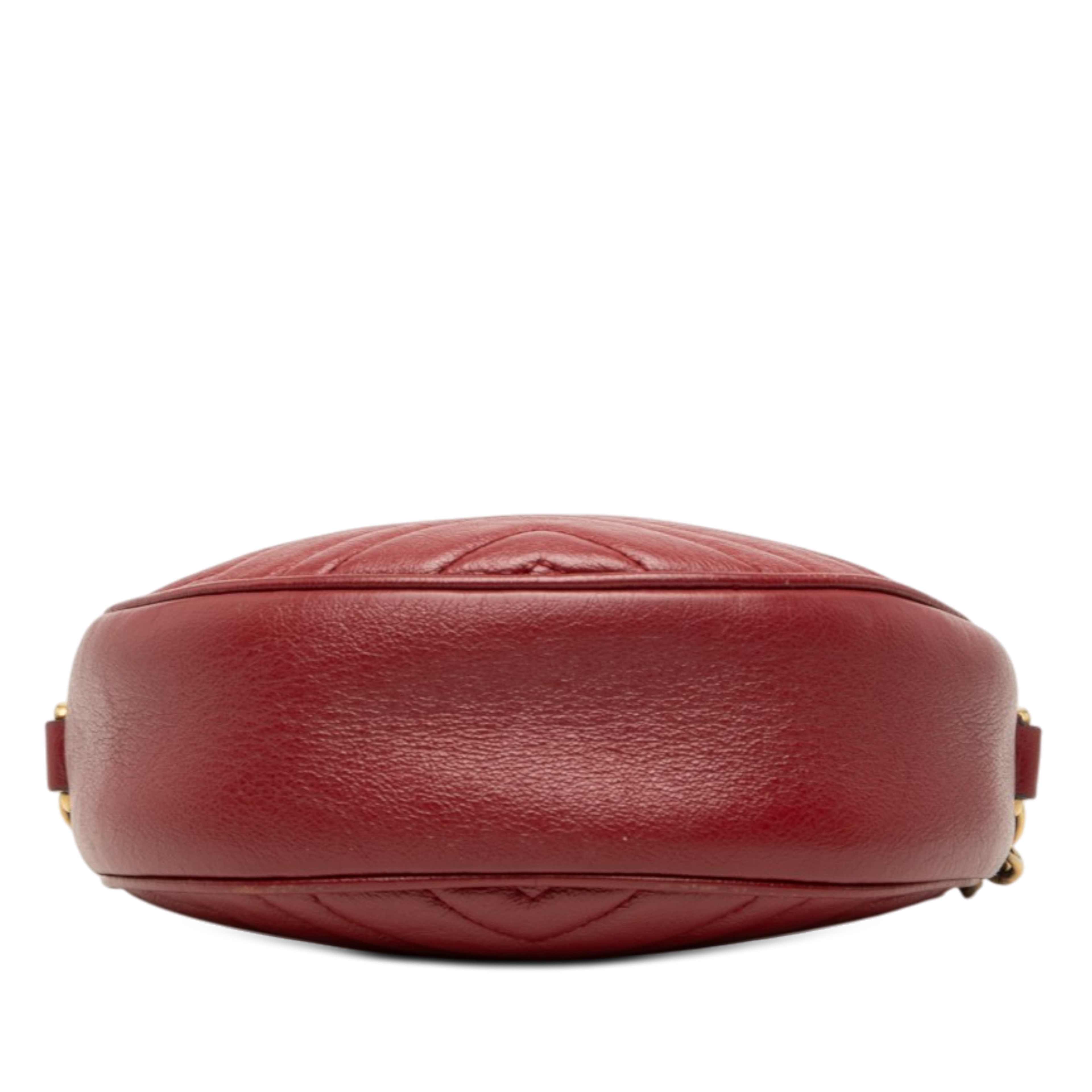 Gucci Mini Gg Marmont Matelasse Leather Round Crossbody, från Luxclusif, i färgen red. Klicka för att öppna bilden i stort format