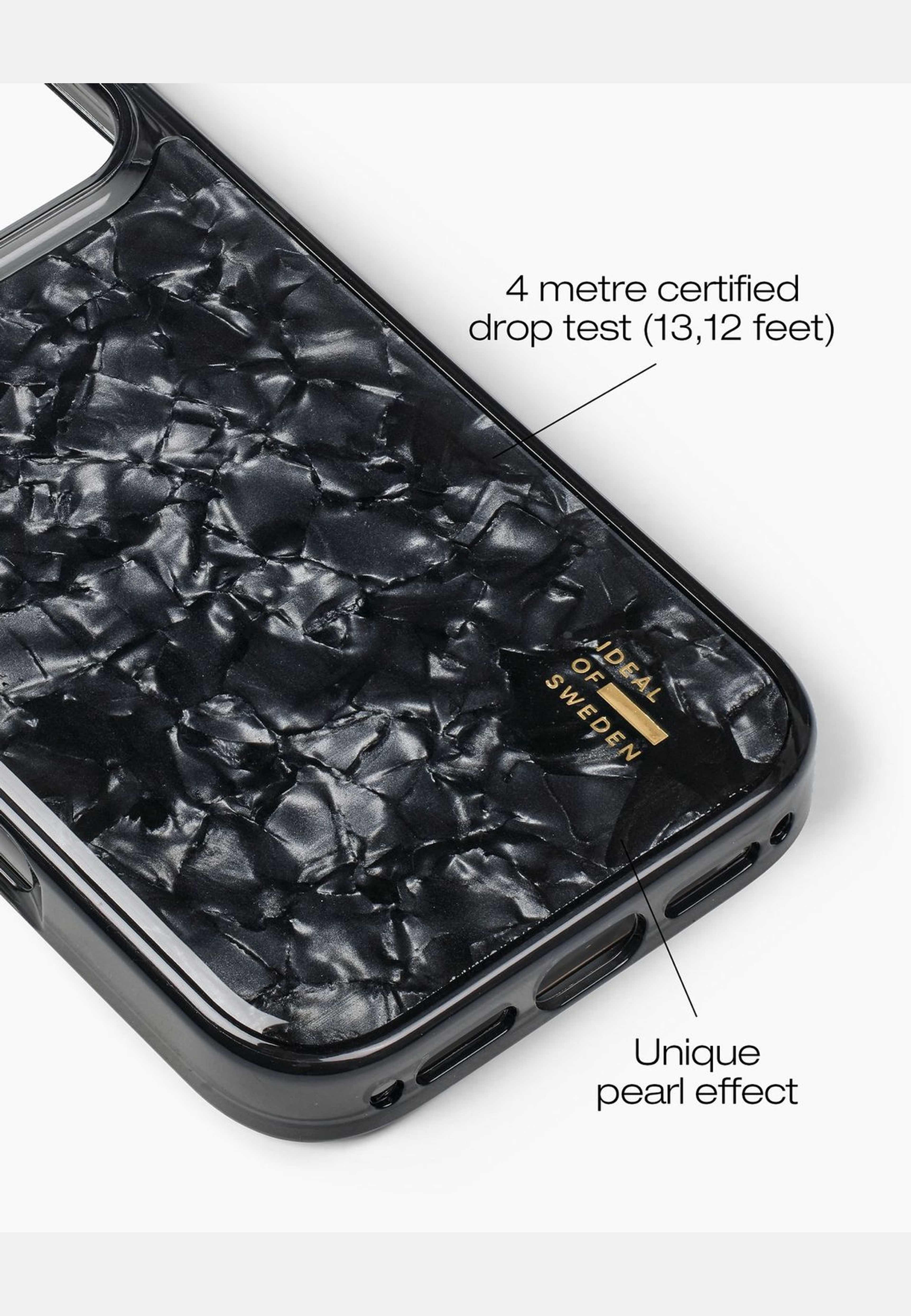 Pearlised Case Iphone Black, från Ideal Of Sweden, i färgen black. Klicka för att öppna bilden i stort format