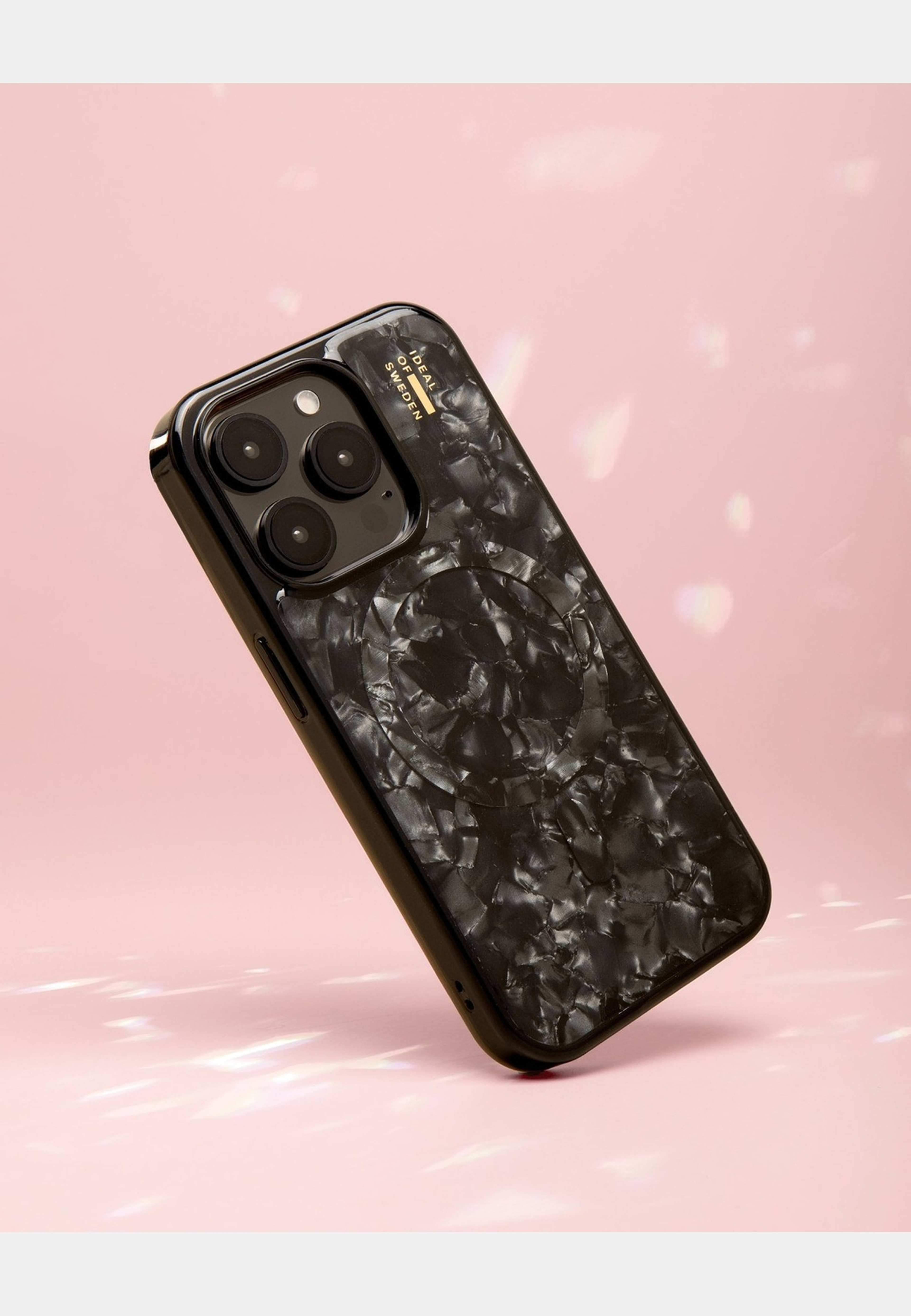 Pearlised Case Iphone Black, från Ideal Of Sweden, i färgen black. Klicka för att öppna bilden i stort format