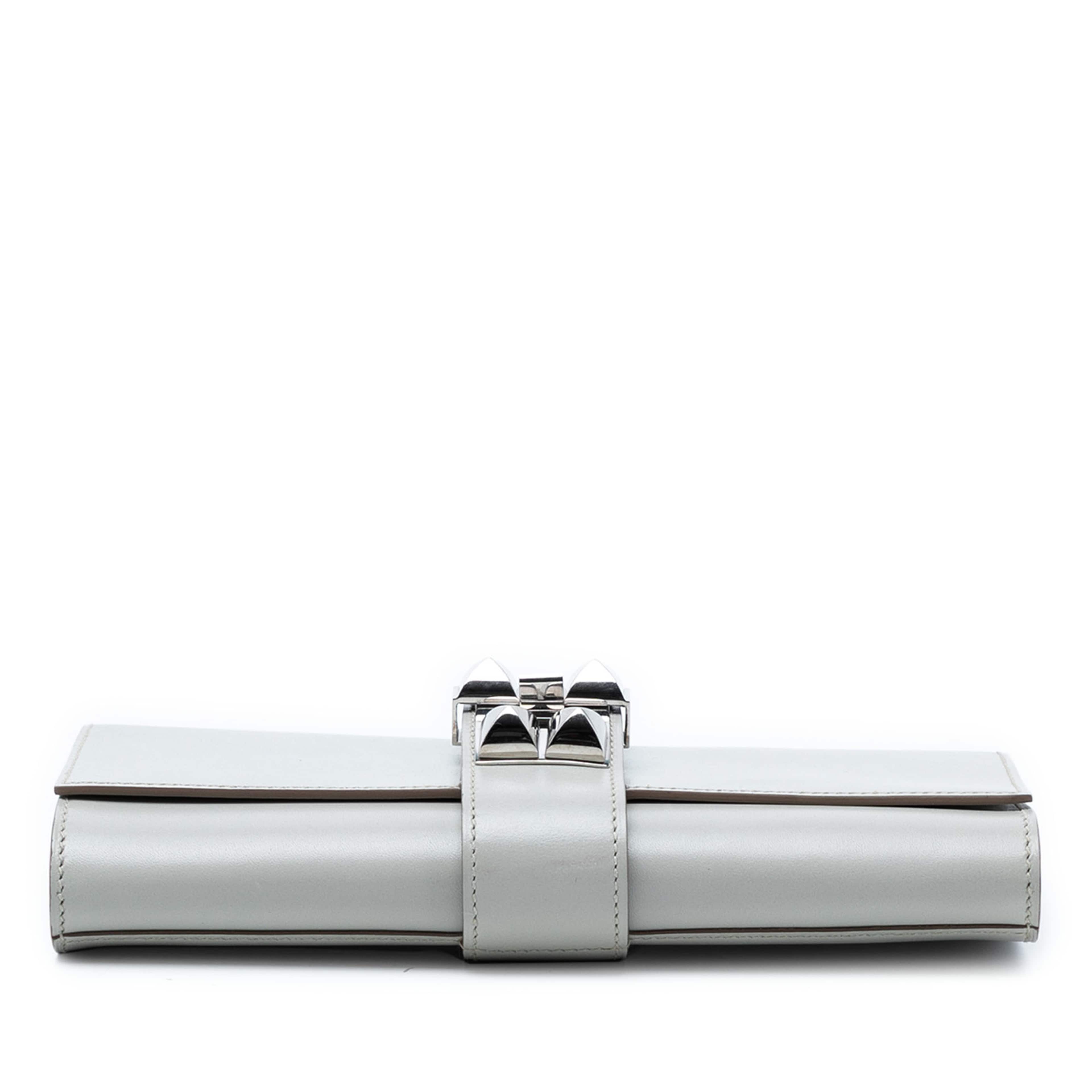 Hermès Tadelakt Medor Clutch 23, från Luxclusif, i färgen light gray. Klicka för att öppna bilden i stort format