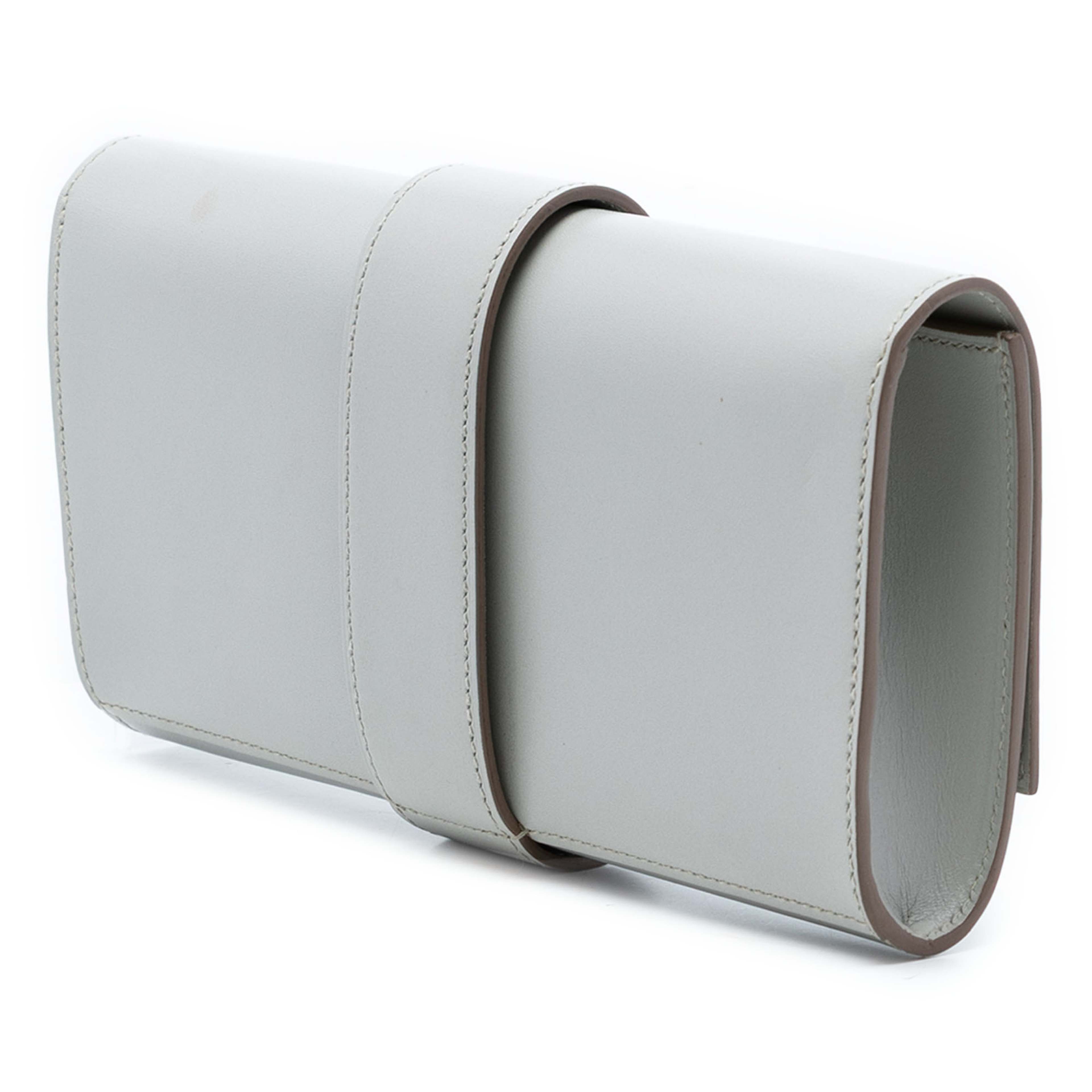 Hermès Tadelakt Medor Clutch 23, från Luxclusif, i färgen light gray. Klicka för att öppna bilden i stort format