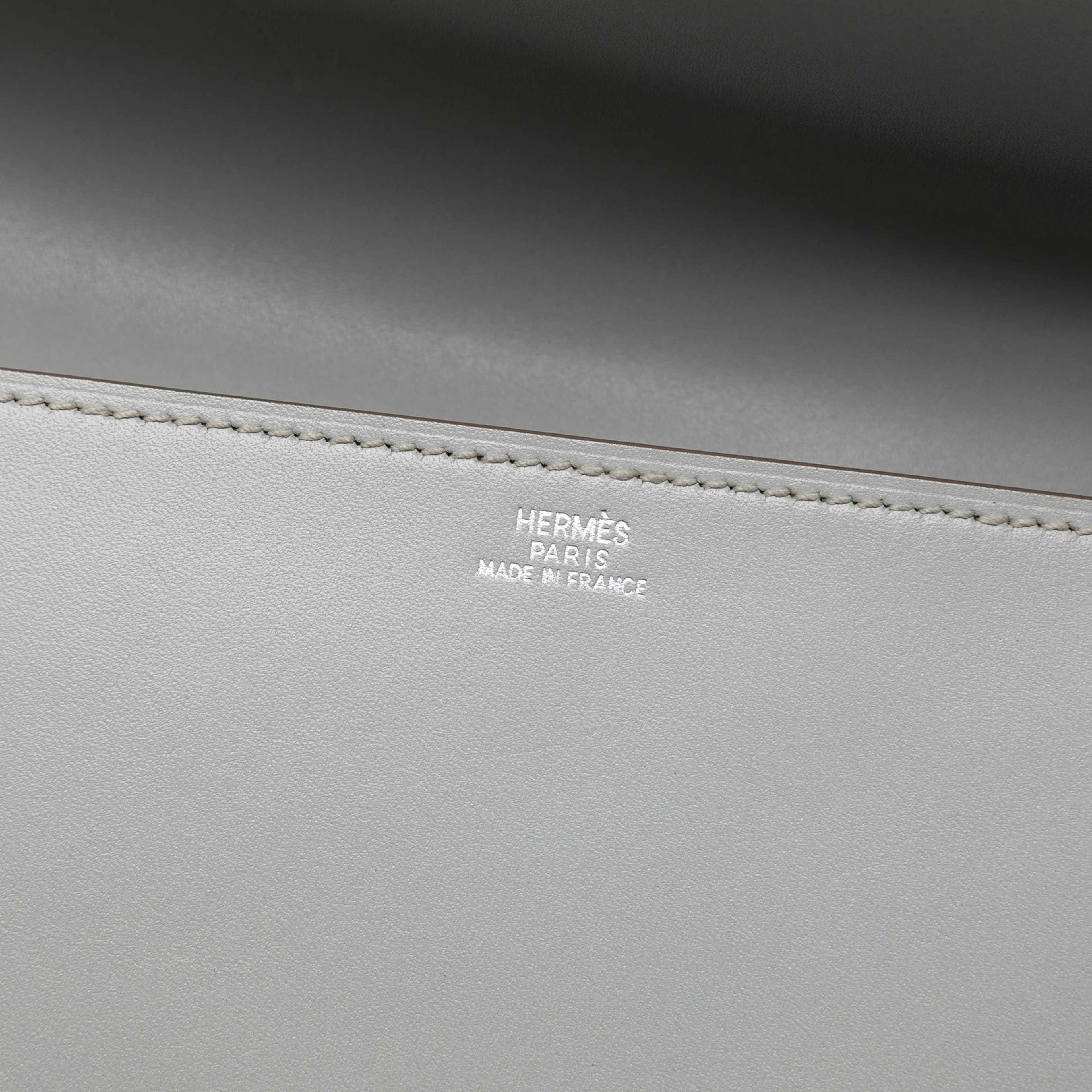 Hermès Tadelakt Medor Clutch 23, från Luxclusif, i färgen light gray. Klicka för att öppna bilden i stort format