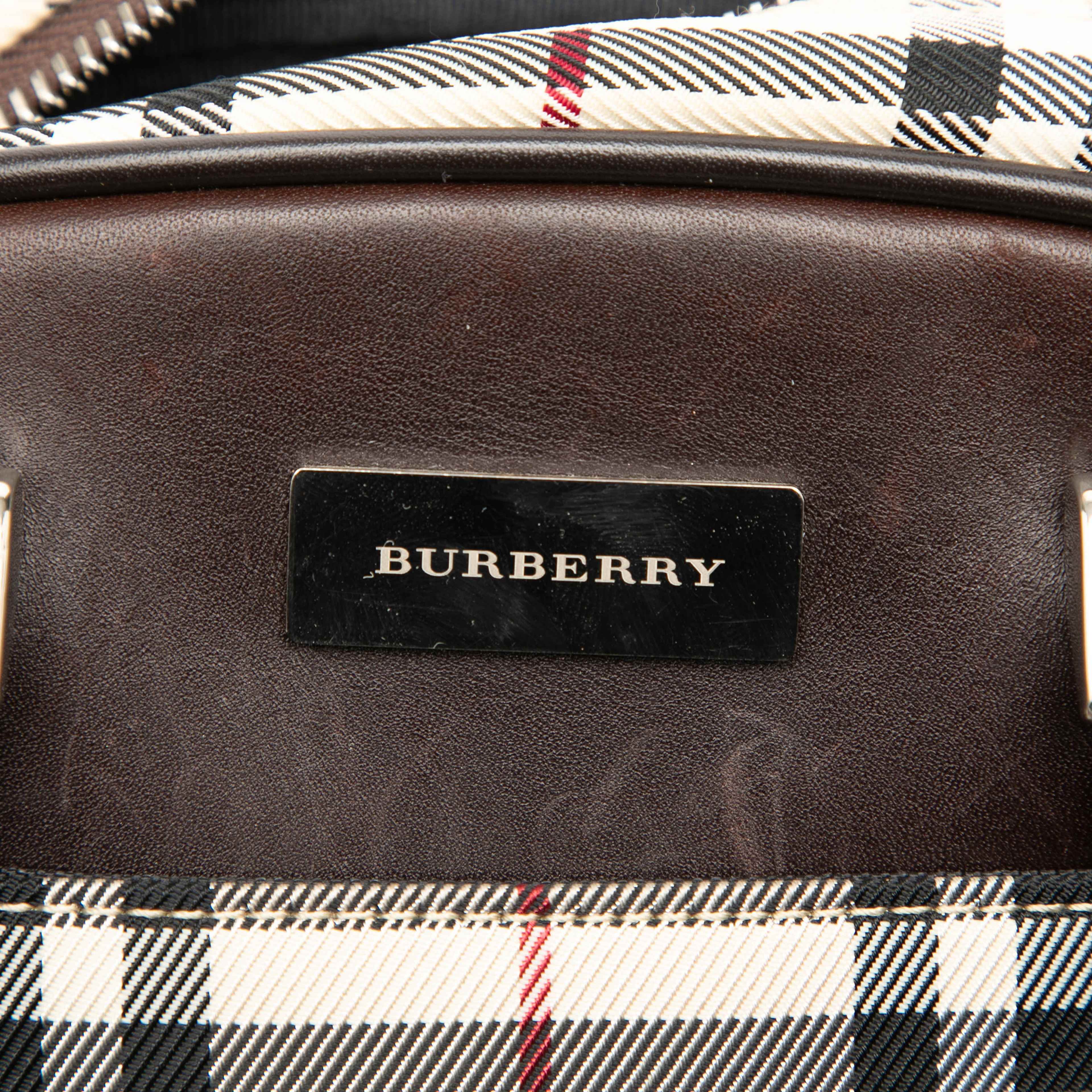 Burberry House Check Canvas Handbag, från Luxclusif, i färgen beige. Klicka för att öppna bilden i stort format