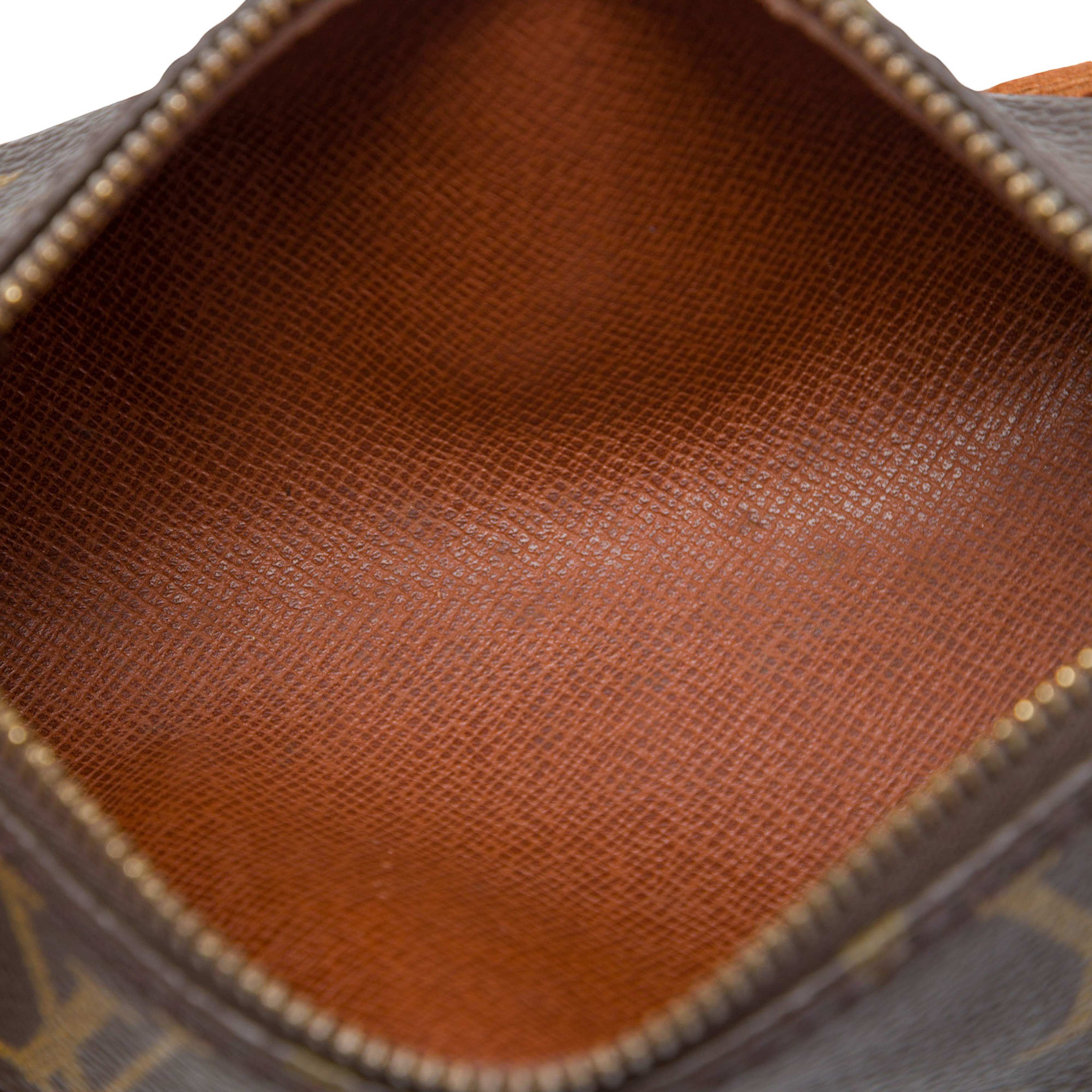 Louis Vuitton Monogram Papillon Pochette, från Luxclusif, i färgen brun. Klicka för att öppna bilden i stort format