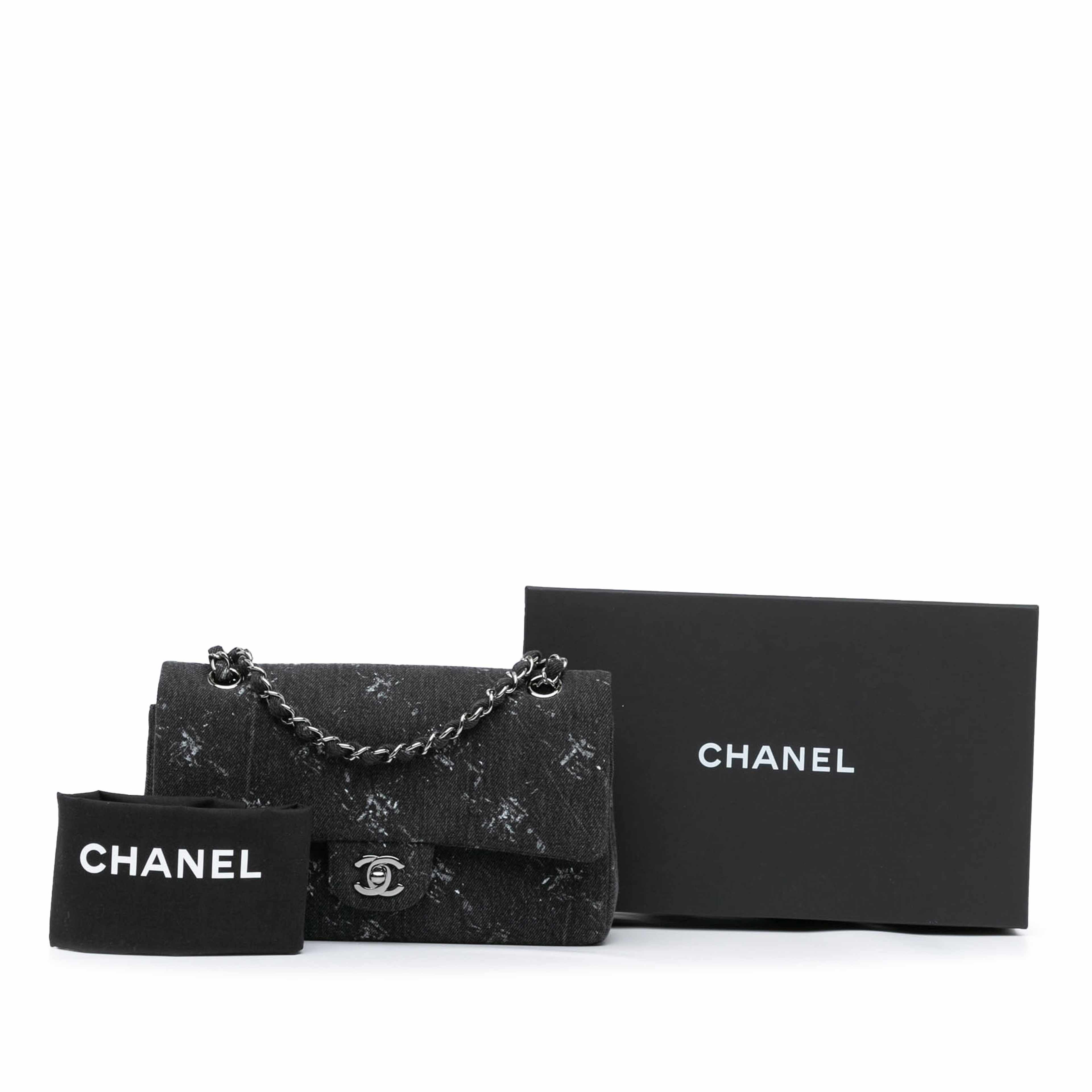 Chanel Medium Denim Double Flap, från Luxclusif, i färgen svart. Klicka för att öppna bilden i stort format