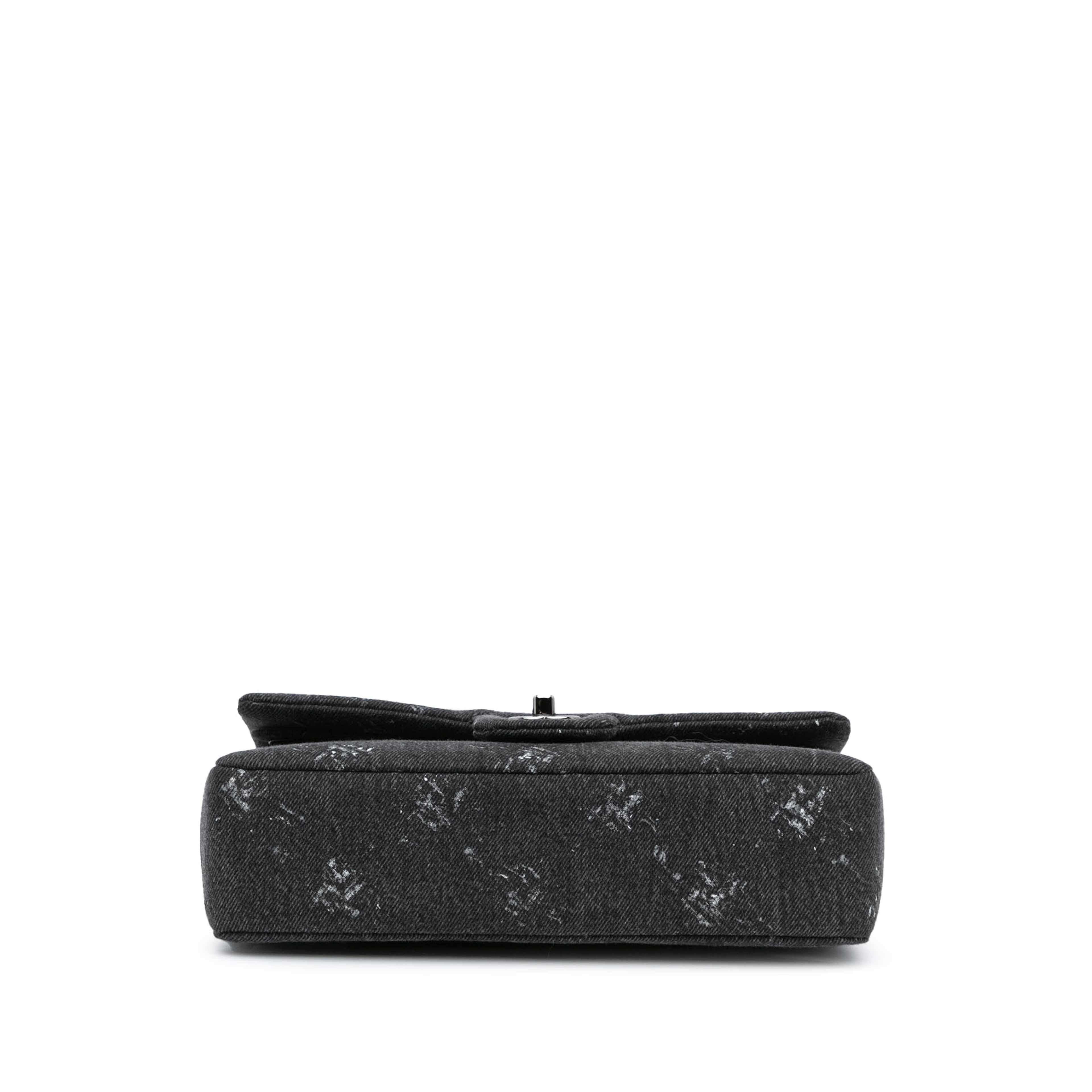 Chanel Medium Denim Double Flap, från Luxclusif, i färgen svart. Klicka för att öppna bilden i stort format