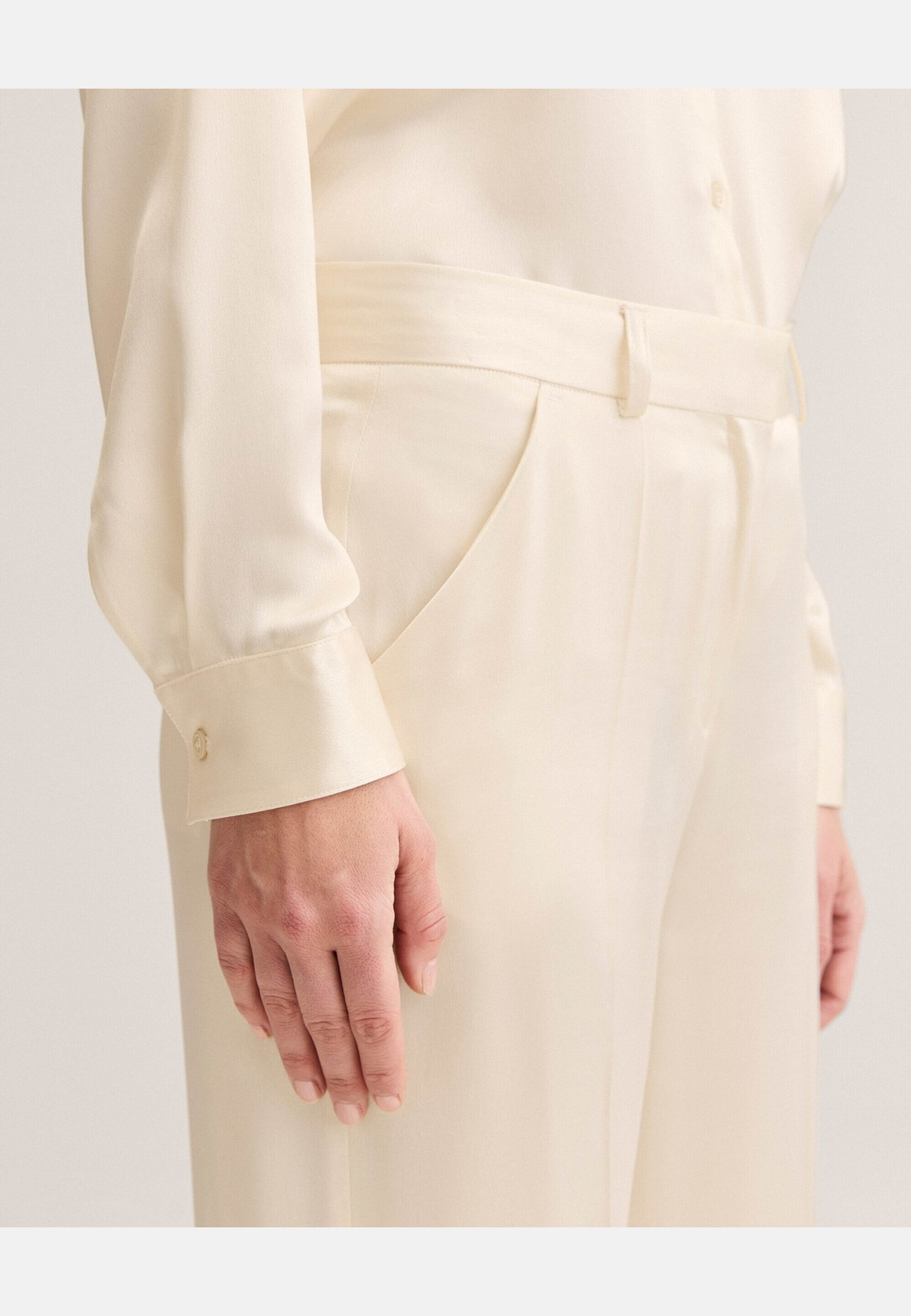 Satinbyxa Elina, från Newhouse, i färgen krämvit. Klicka för att öppna bilden i stort format