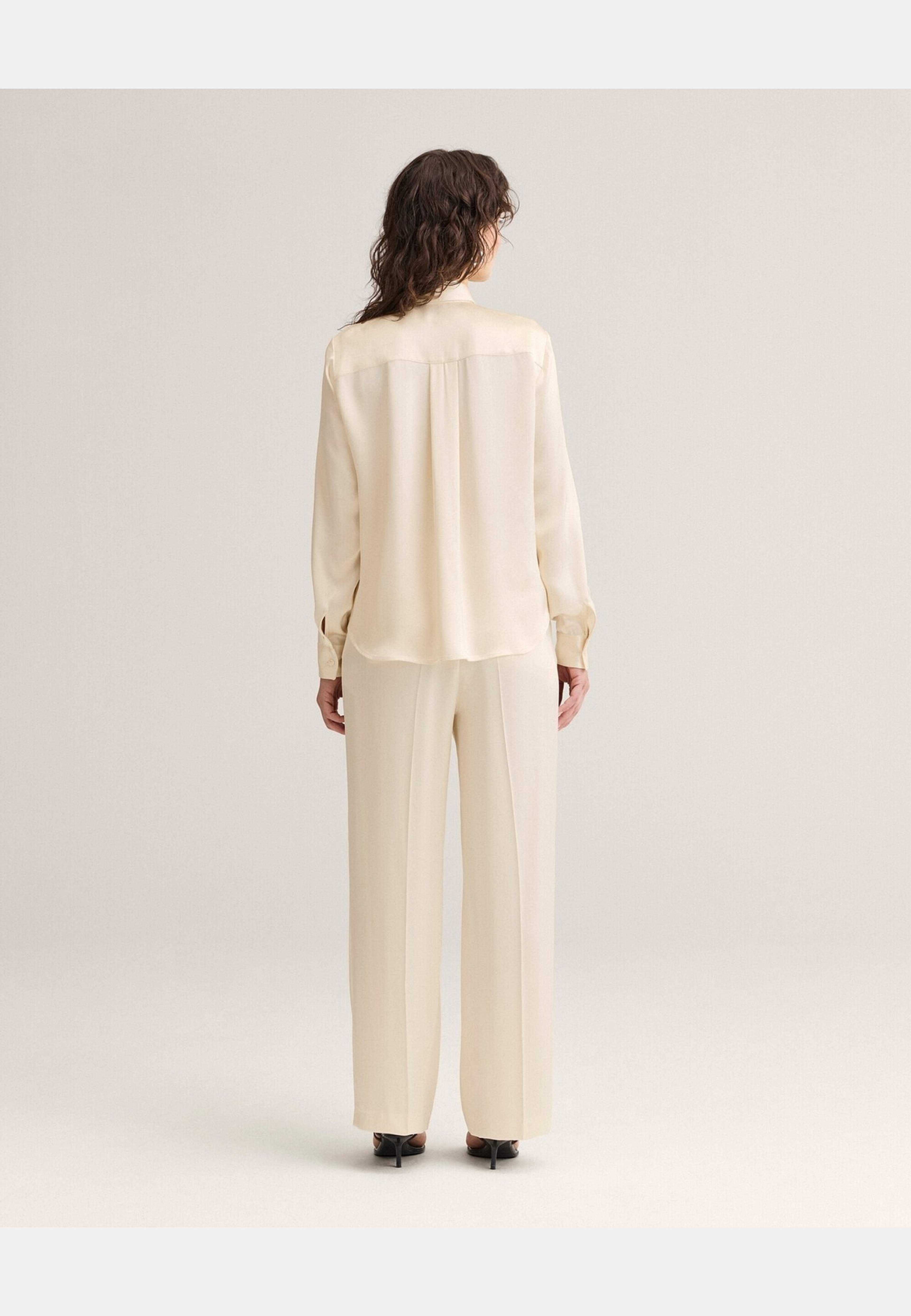 Satinbyxa Elina, från Newhouse, i färgen krämvit. Klicka för att öppna bilden i stort format