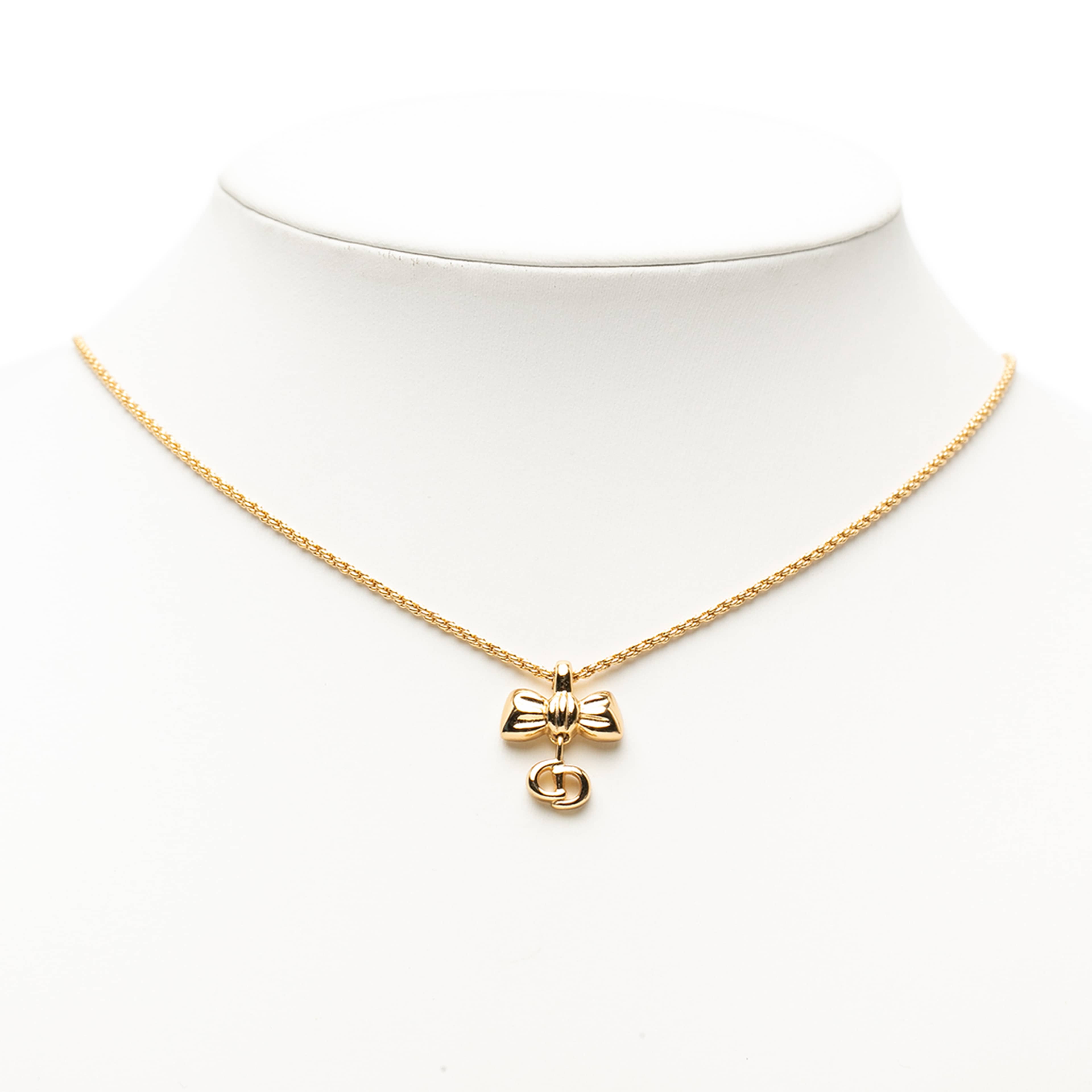Dior Gold Plated Ribbon Cd Logo Pendant Necklace, från Luxclusif, i färgen gold. Klicka för att öppna bilden i stort format