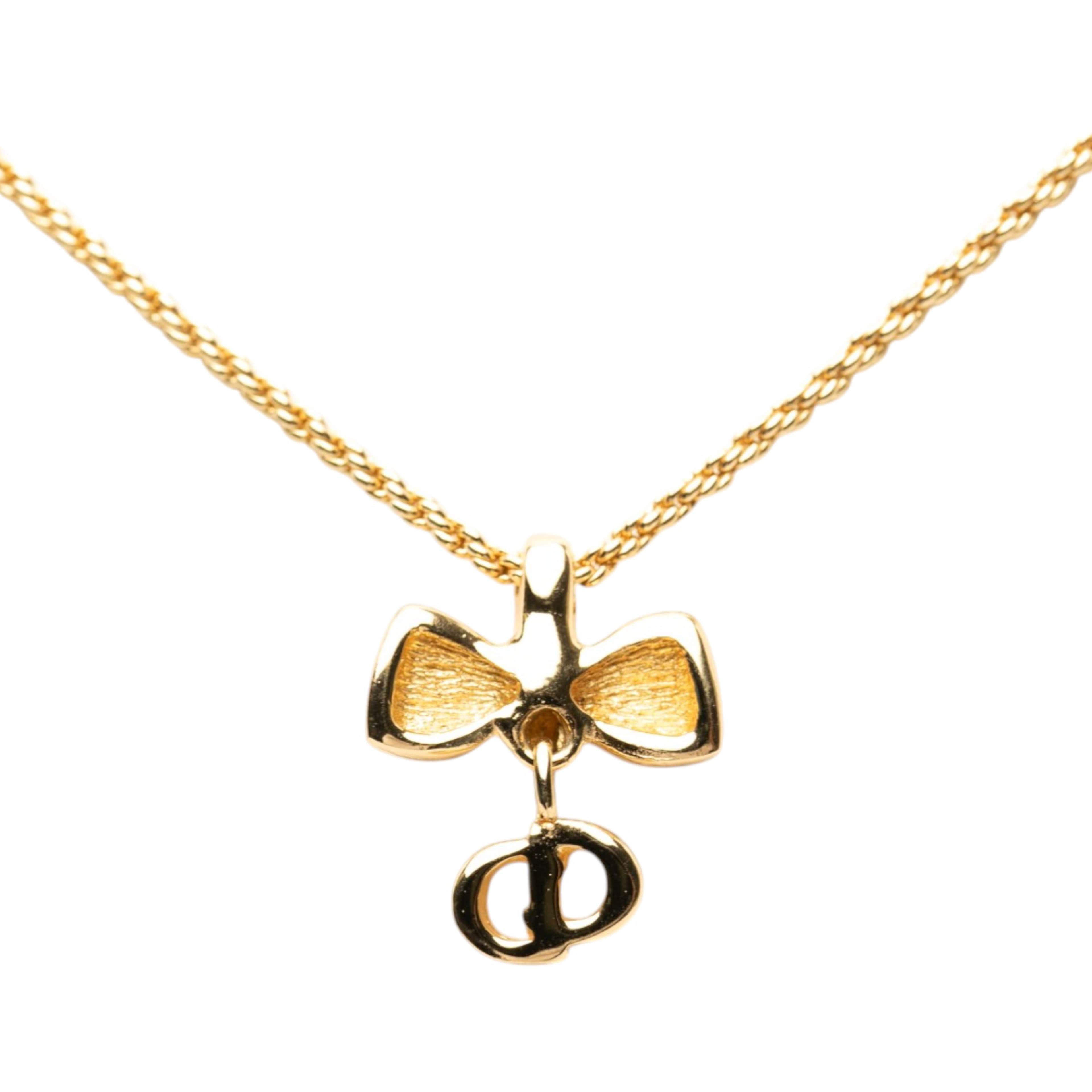 Dior Gold Plated Ribbon Cd Logo Pendant Necklace, från Luxclusif, i färgen gold. Klicka för att öppna bilden i stort format