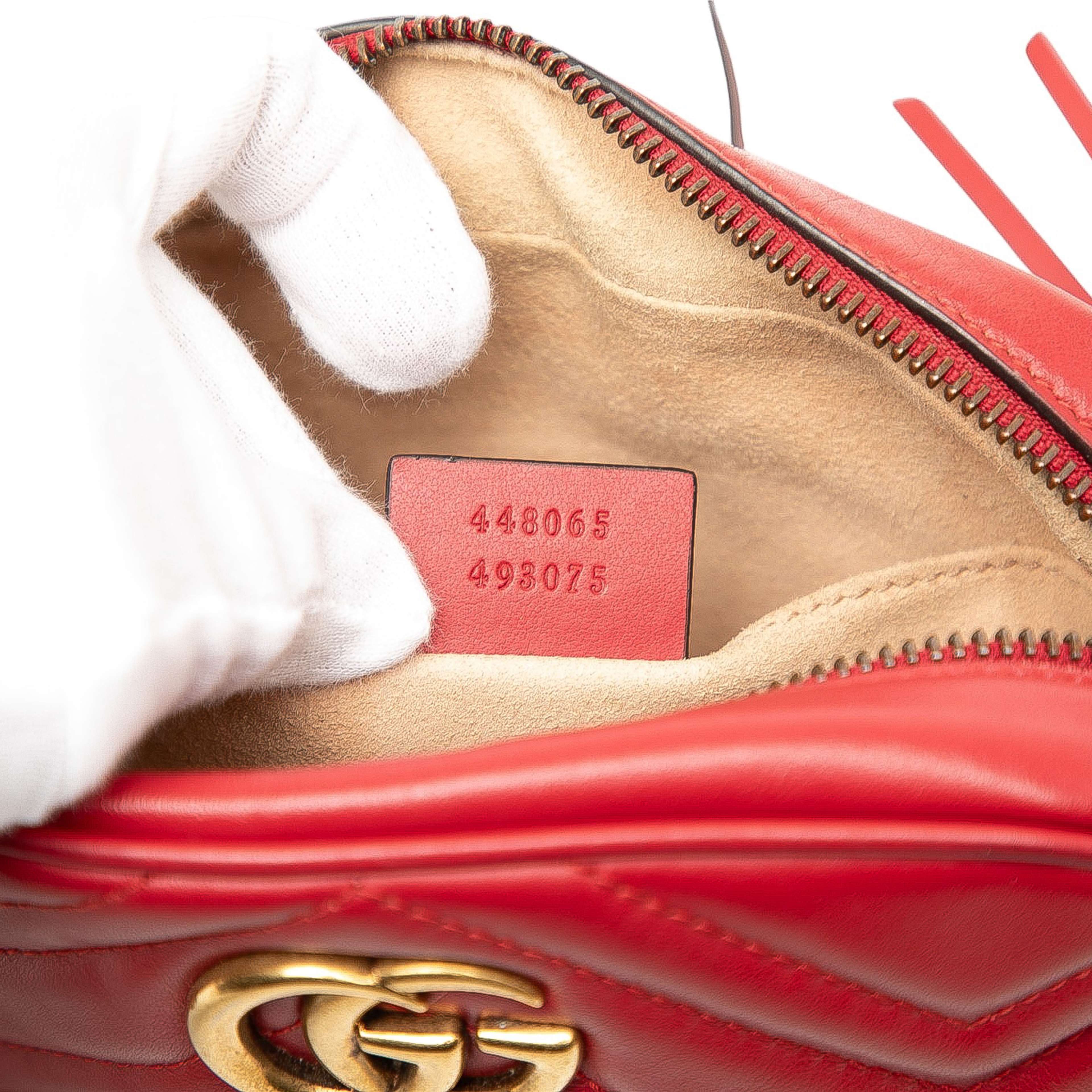 Gucci Mini Gg Marmont Matelasse Leather Crossbody, från Luxclusif, i färgen red. Klicka för att öppna bilden i stort format