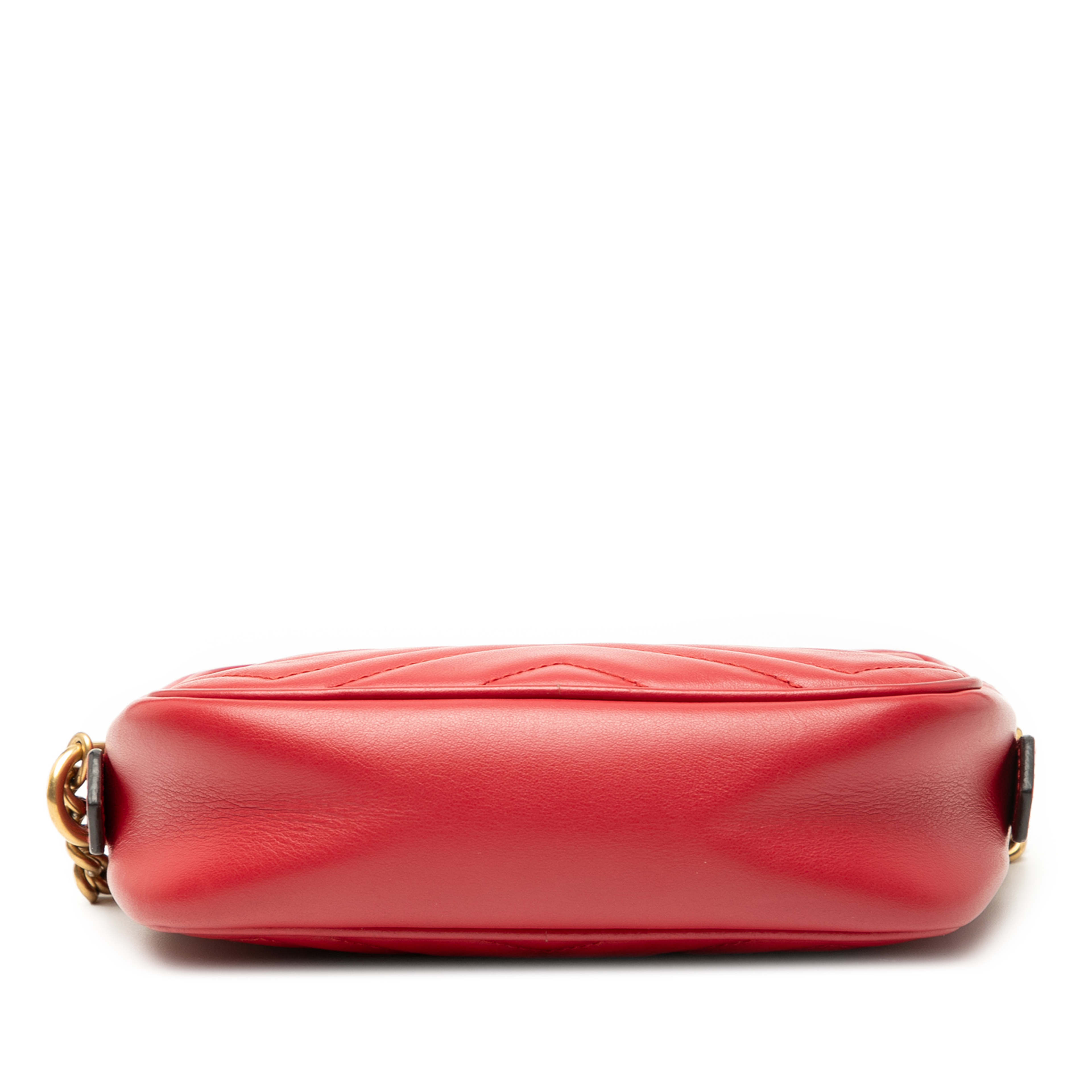 Gucci Mini Gg Marmont Matelasse Leather Crossbody, från Luxclusif, i färgen red. Klicka för att öppna bilden i stort format